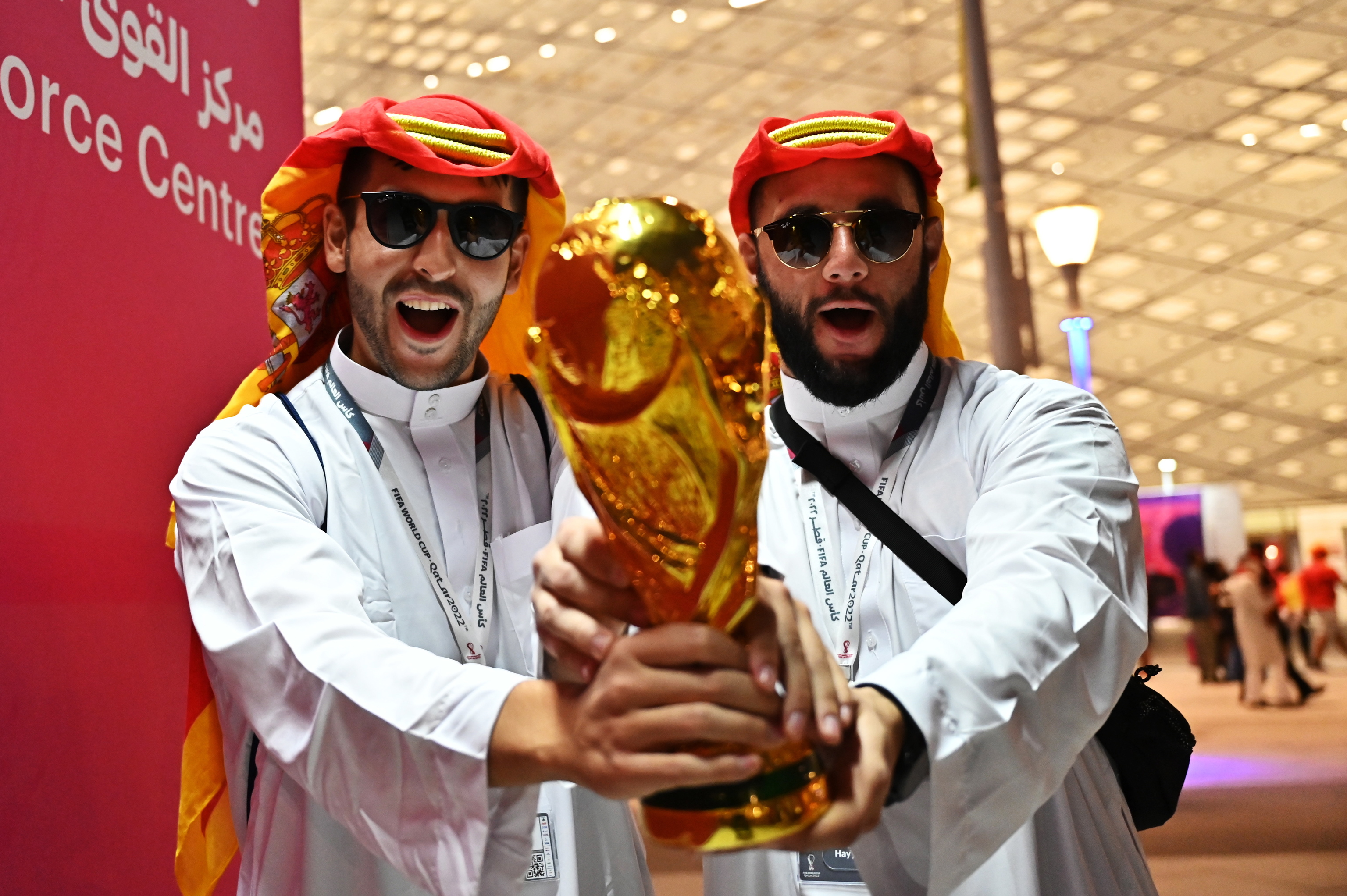 Aficionados de España con la Copa de Mundo.
