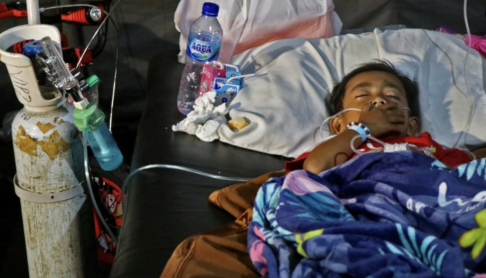 Azka, el niño de 6 años rescatado tras 2 días bajo los escombros en Indonesia