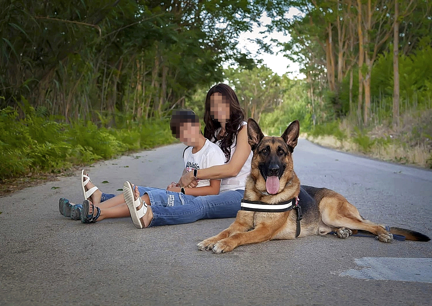 Estrella con su hijo y su perro, 'Balto'.