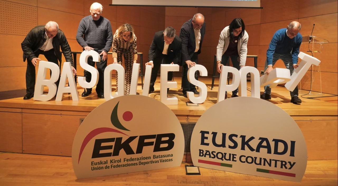 El director de deportes vasco Gorka Iturriaga, en el centro, junto a los representantes federativos recoge el logo del 'Basque Sport' en Bilbao.