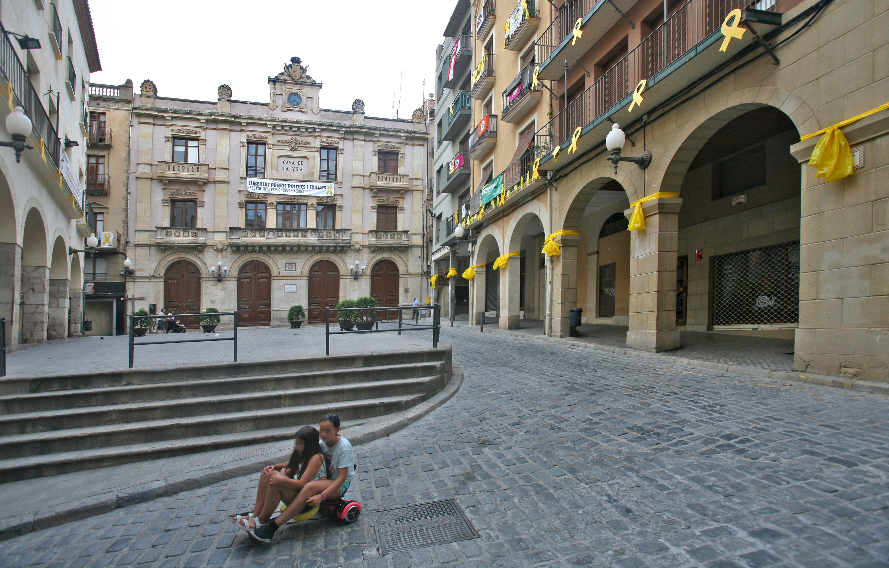 Imagen de la Plaza del Blat de Valls con el ayuntamiento y L'Escola Oficial d' Idiomes.