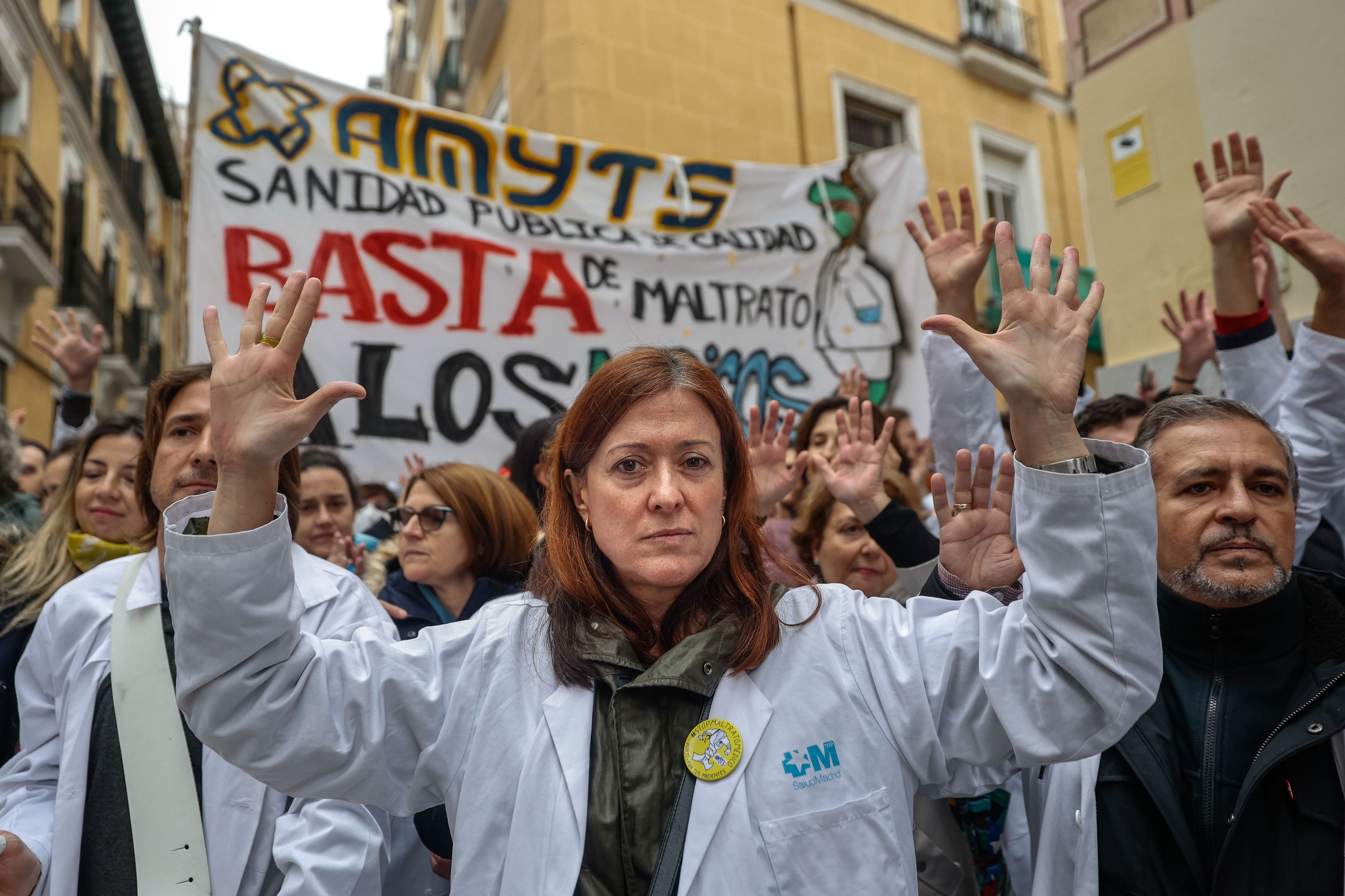 Mdicos pblicos de Madrid se manifiestan frente al centro de salud Palma Norte