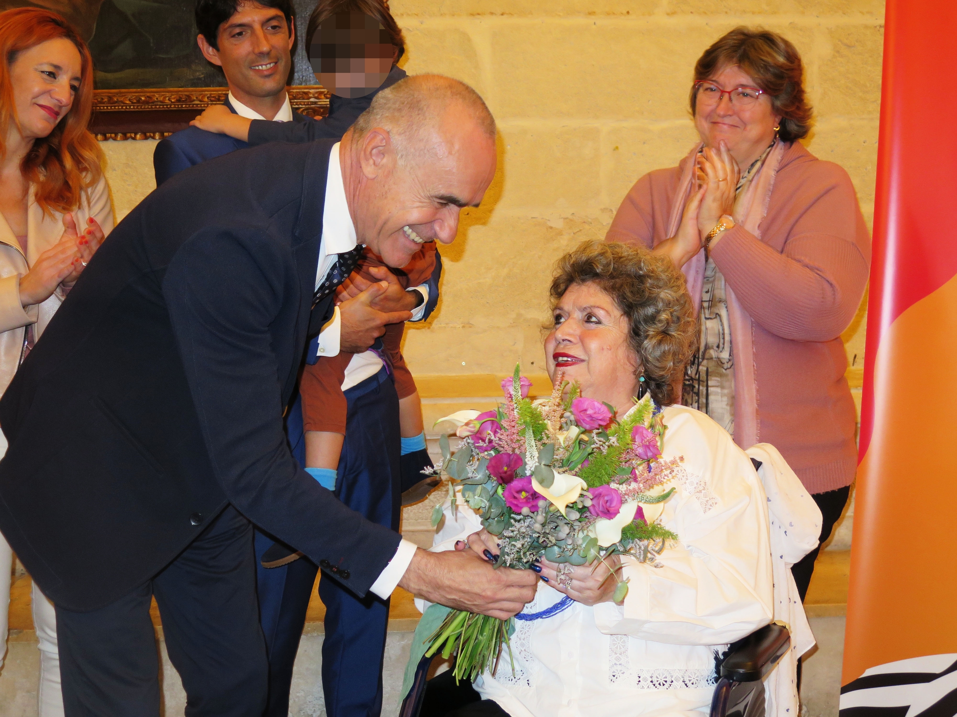 Antonio Muoz, alcalde de Sevilla, le hizo entrega de un ramo de flores.
