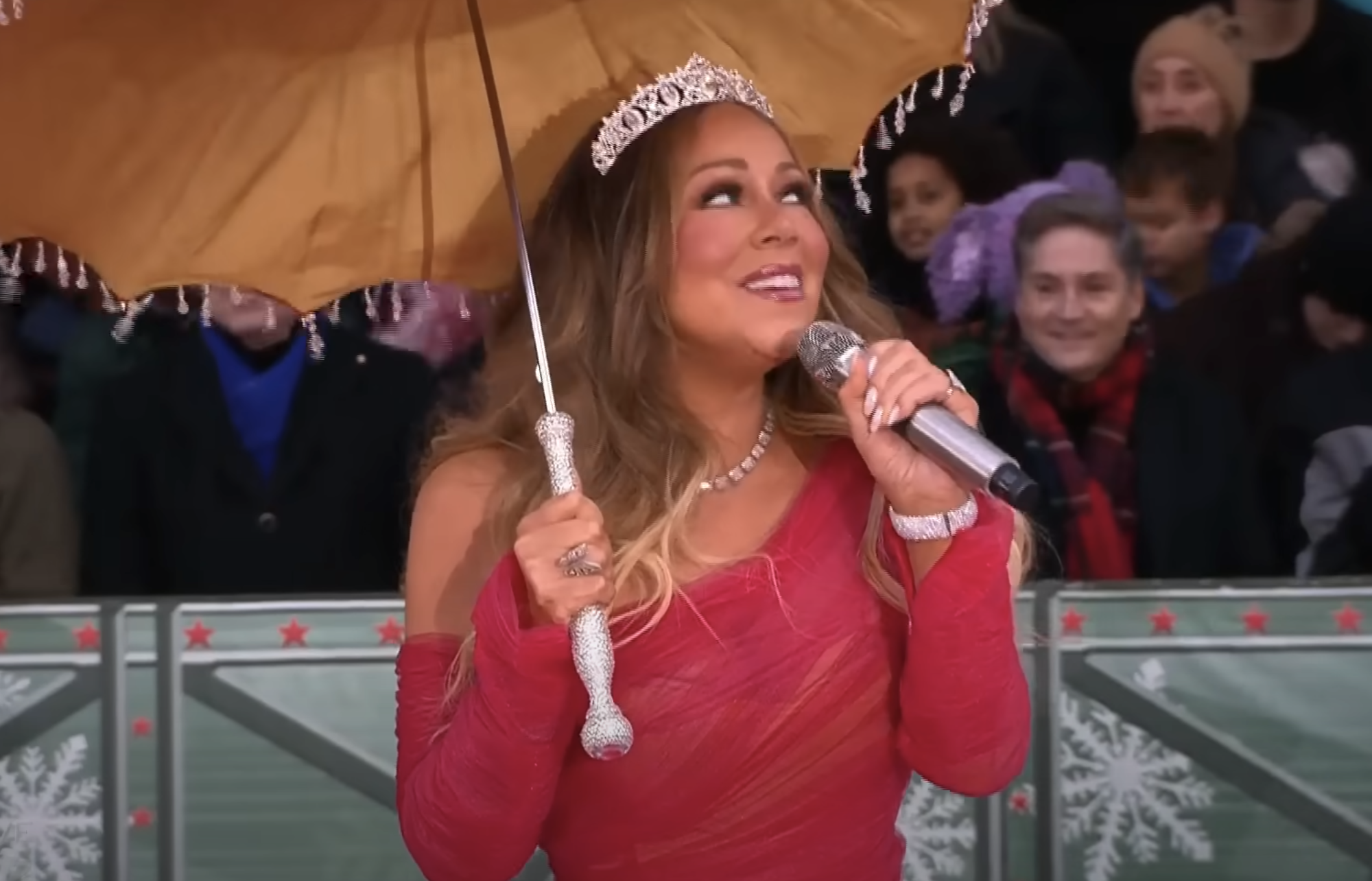 ALT: Mariah Carey lleva un vestido de tul en el desfile de Accin de Gracias antes de Navidad