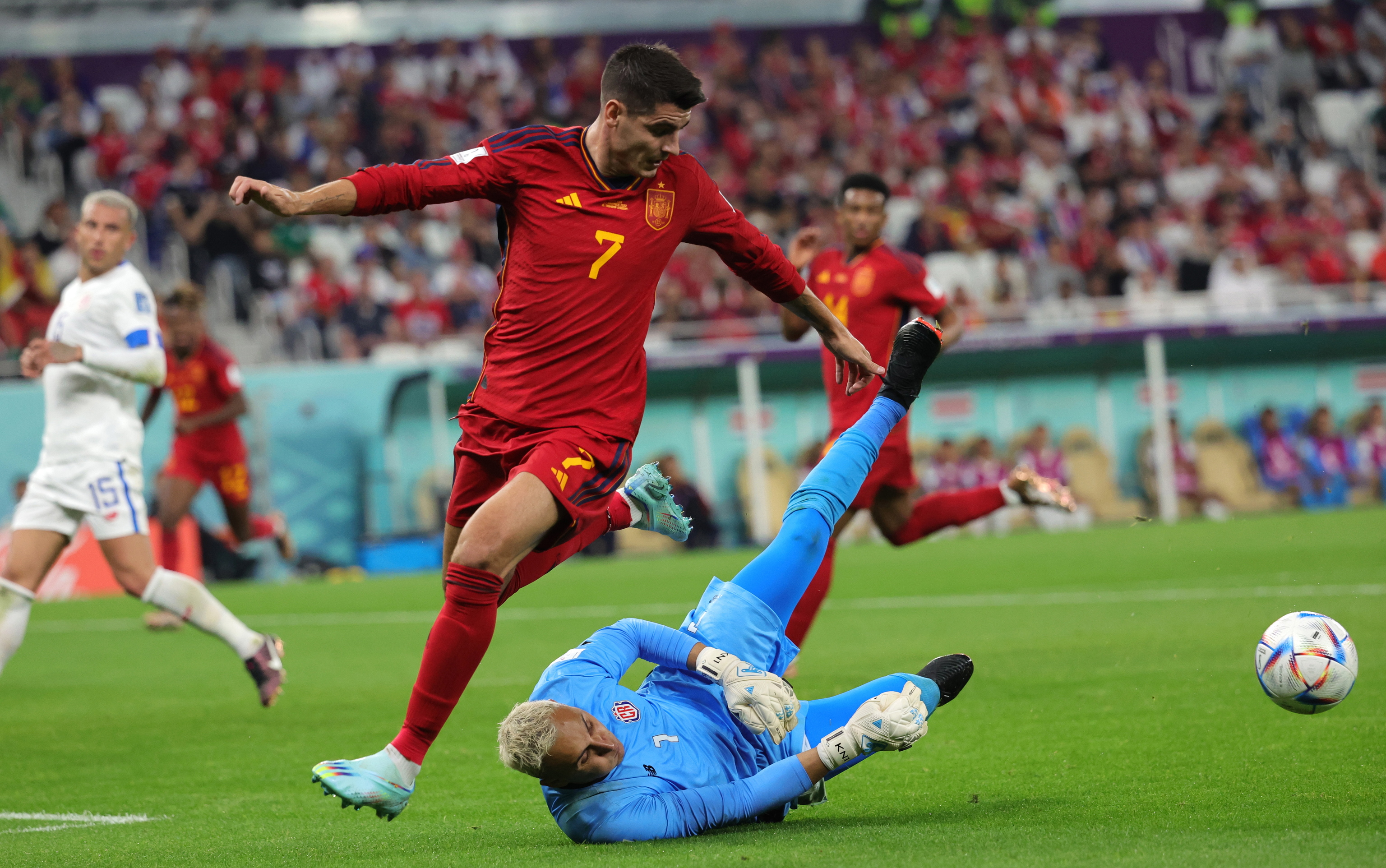 lvaro Morata superando al portero de Costa Rica, Keylor Navas, durante el primer encuentro en Qatar 2022.