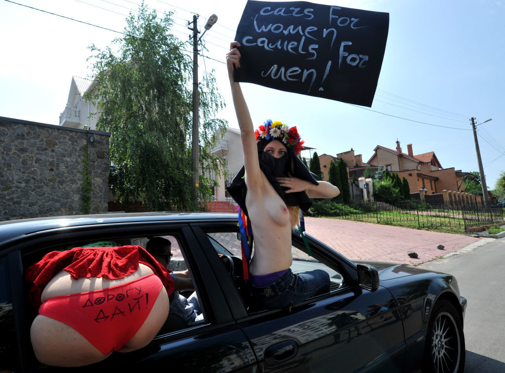 Activistas de Femen protestan ante la embajada Saudí en Kiev en 2011.
