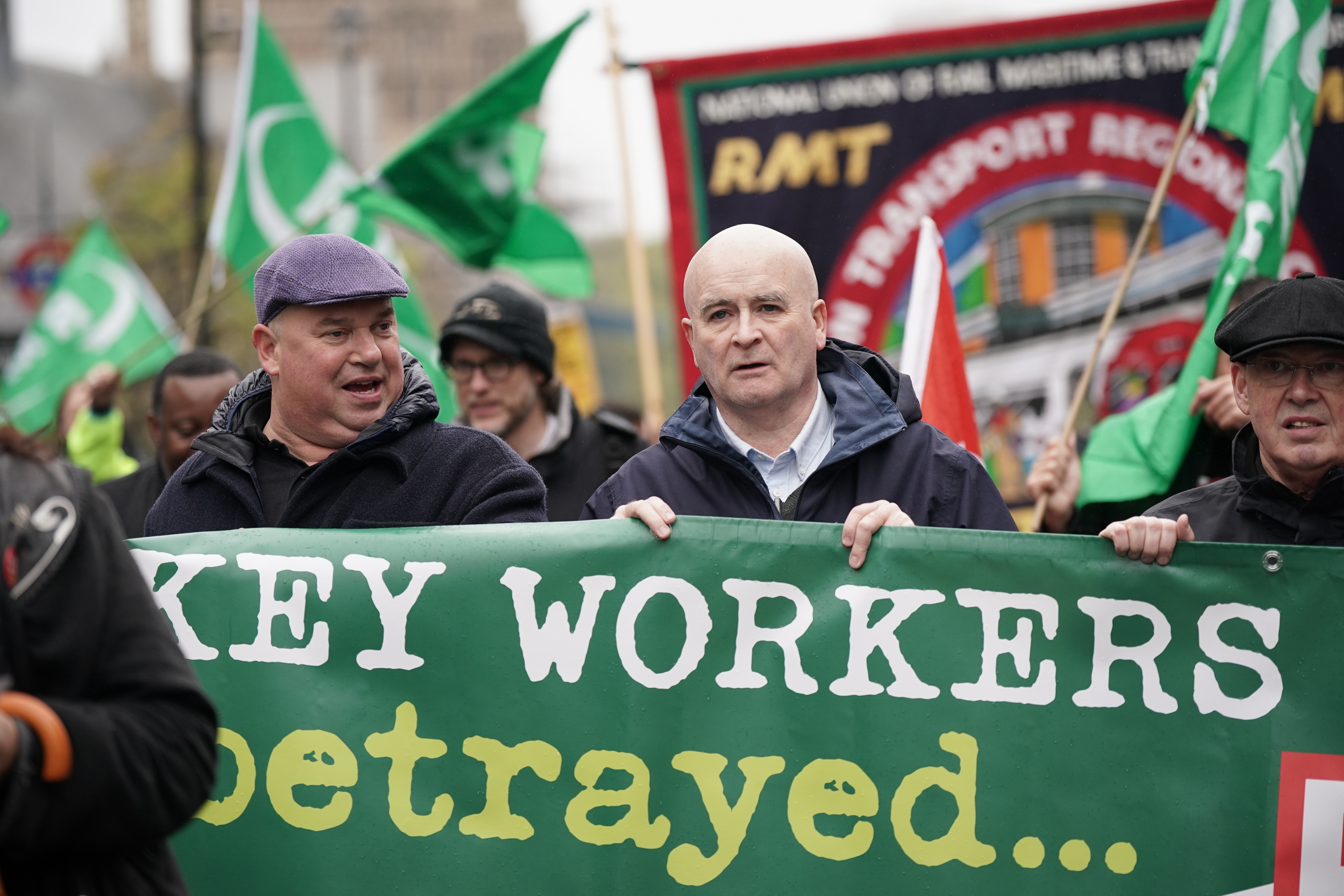 El secretario general del RMT, Mick Lynch, participa en una manifestación, en Londres.