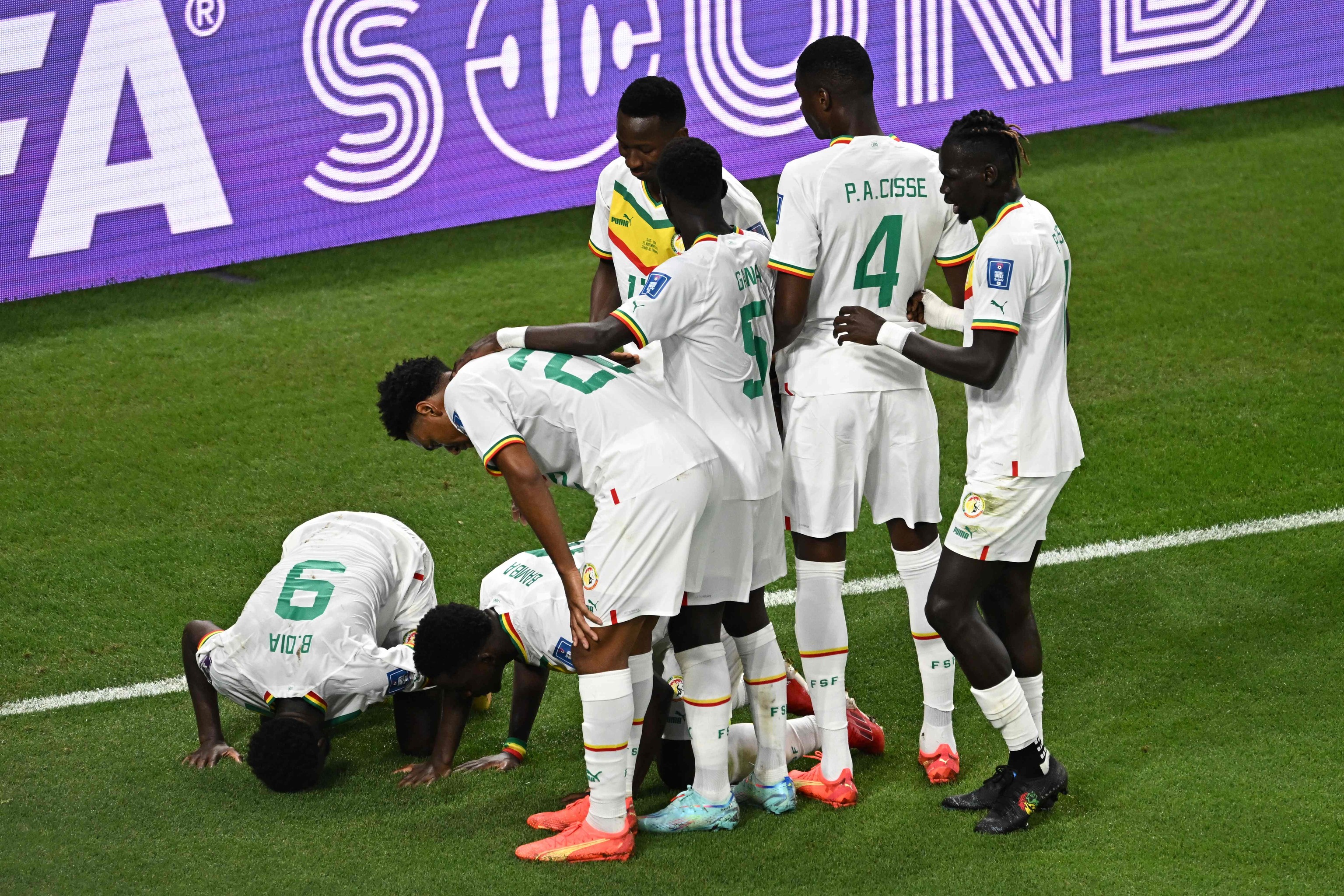 Los jugadores de Senegal celebran un tanto.