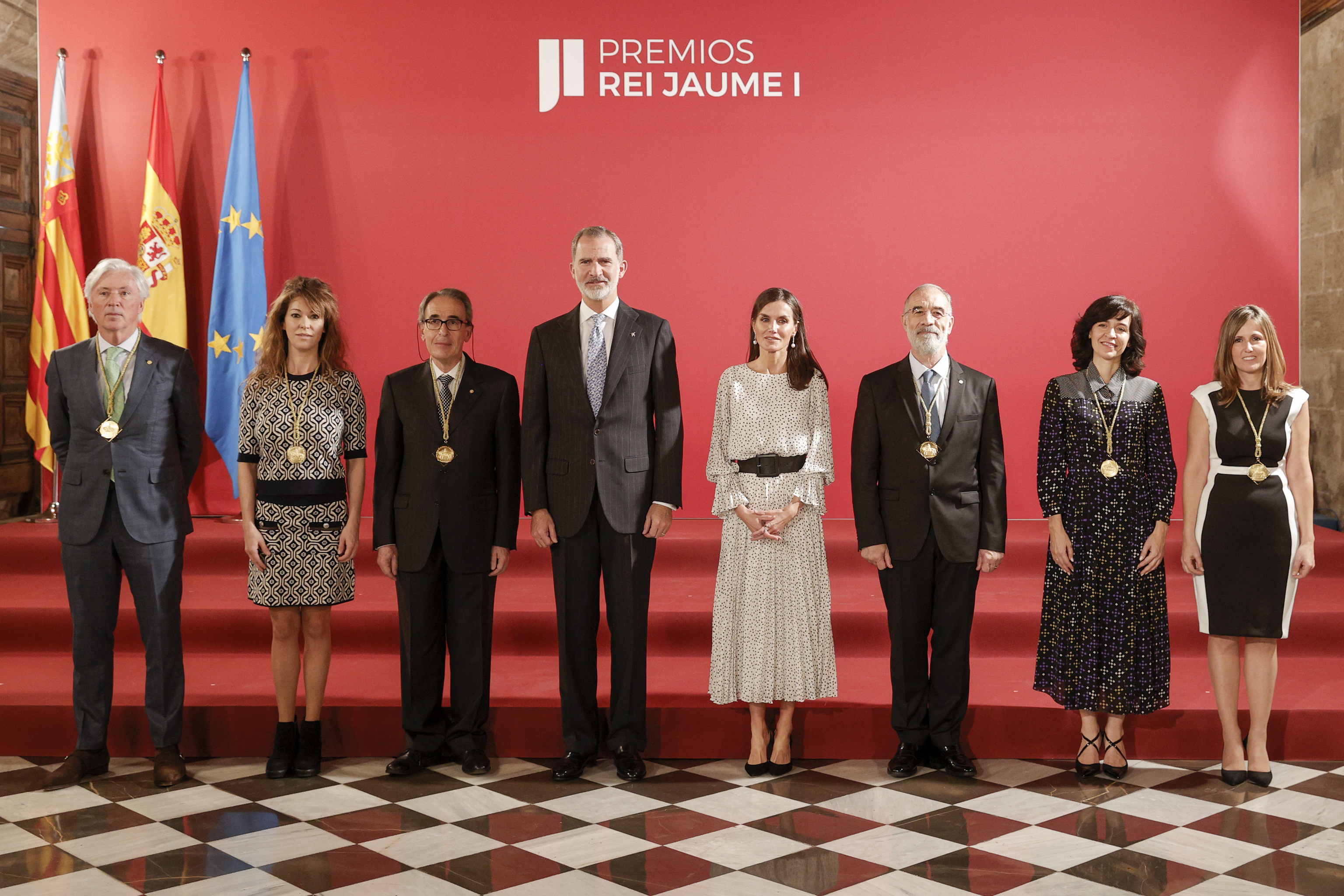 Los Reyes, juntos a los galardonados con los Premios Rey Jaume I de 2022.