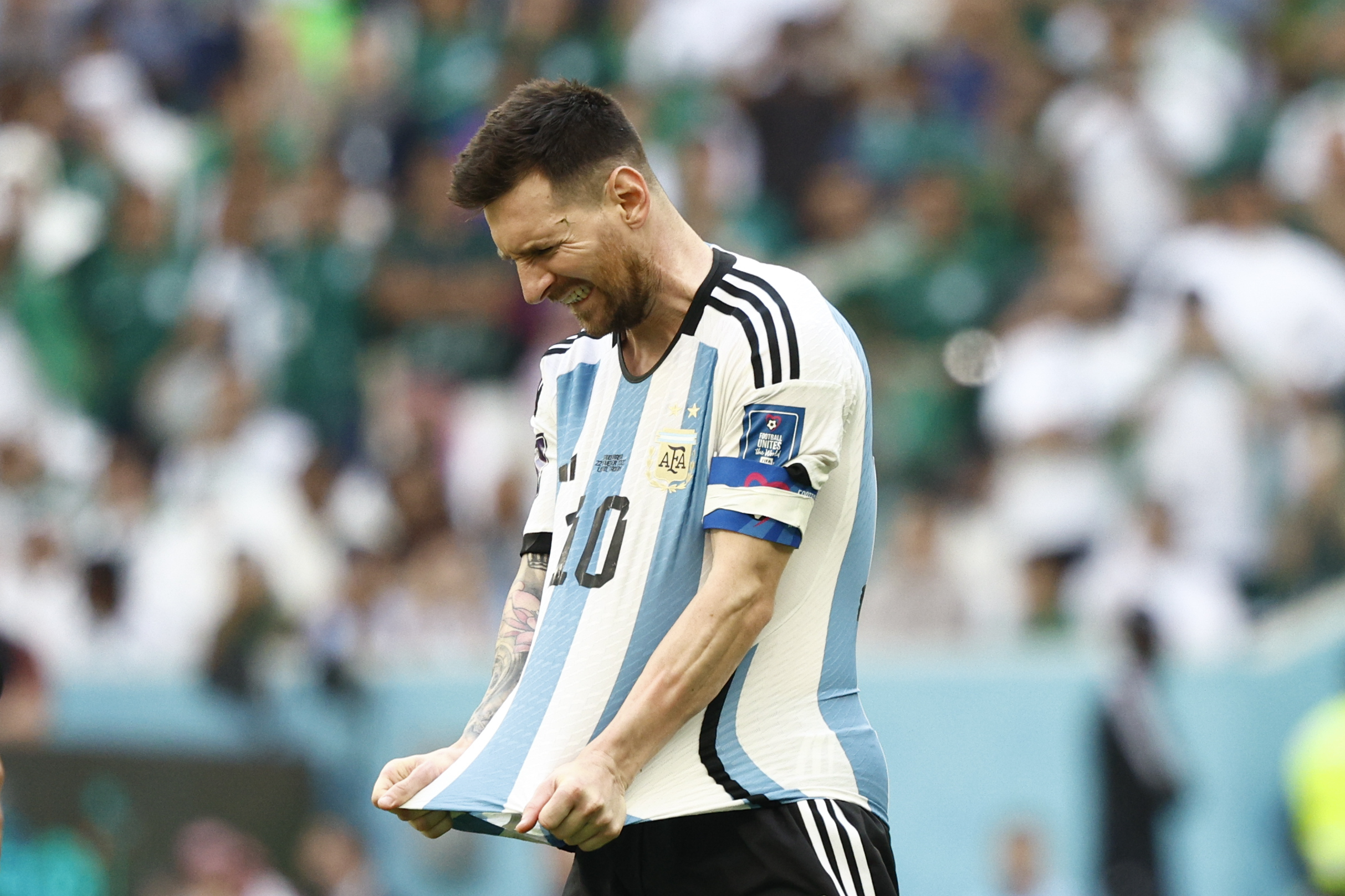 Leo Messi muestra su enfado tras la derrota frente a Arabia Saudita en Qatar 2022.