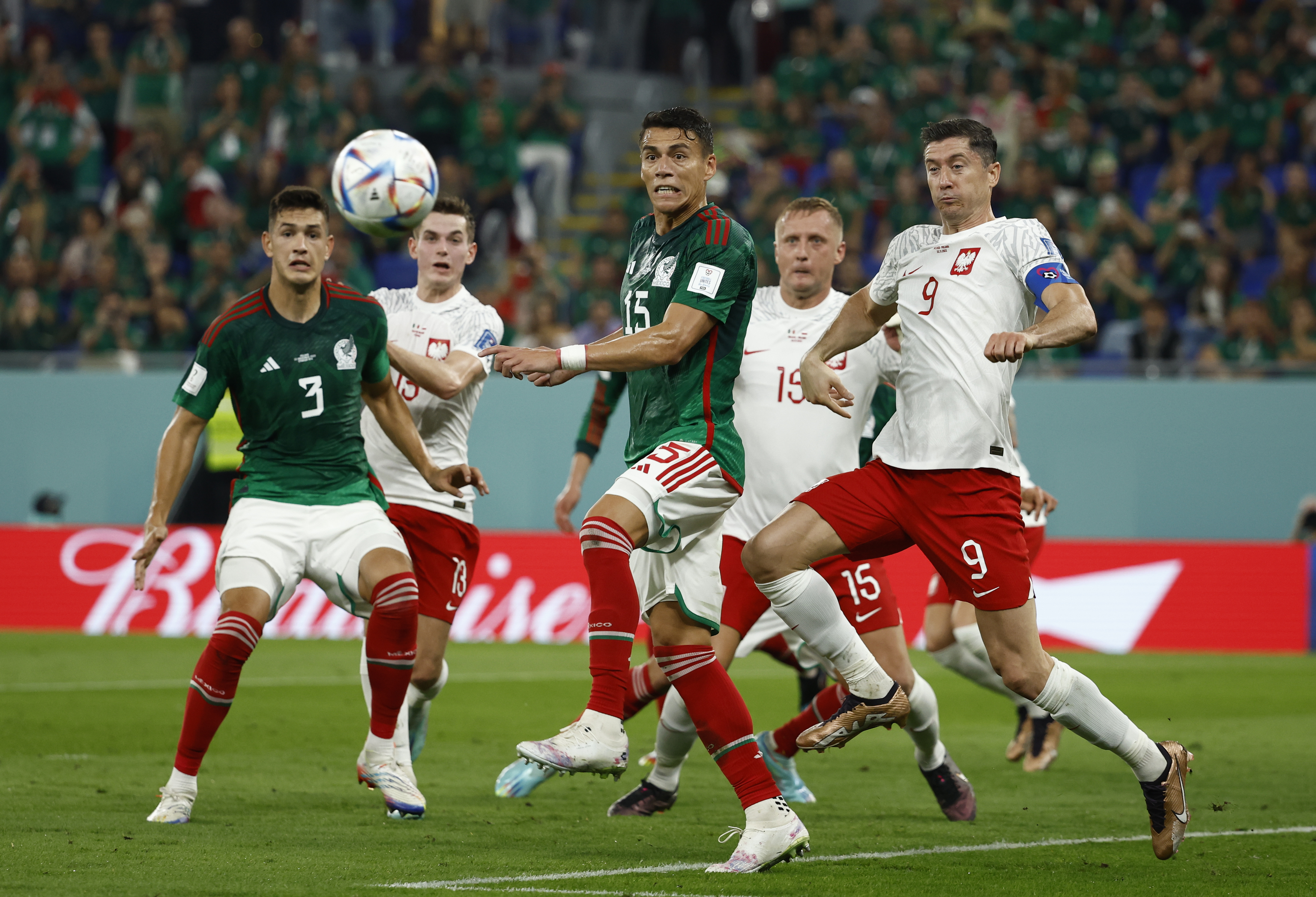Mxico y Polonia disputando el partido de Qatar 2022.