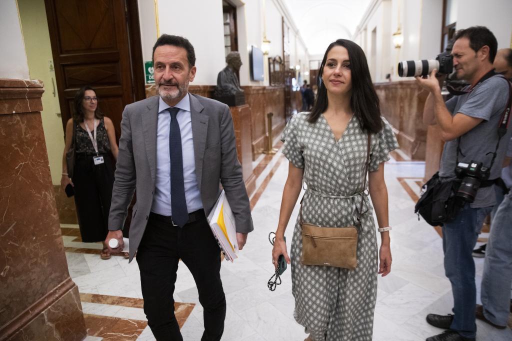 Inés Arrimadas y Edmundo Bal (Ciudadanos), en los pasillos del Congreso.