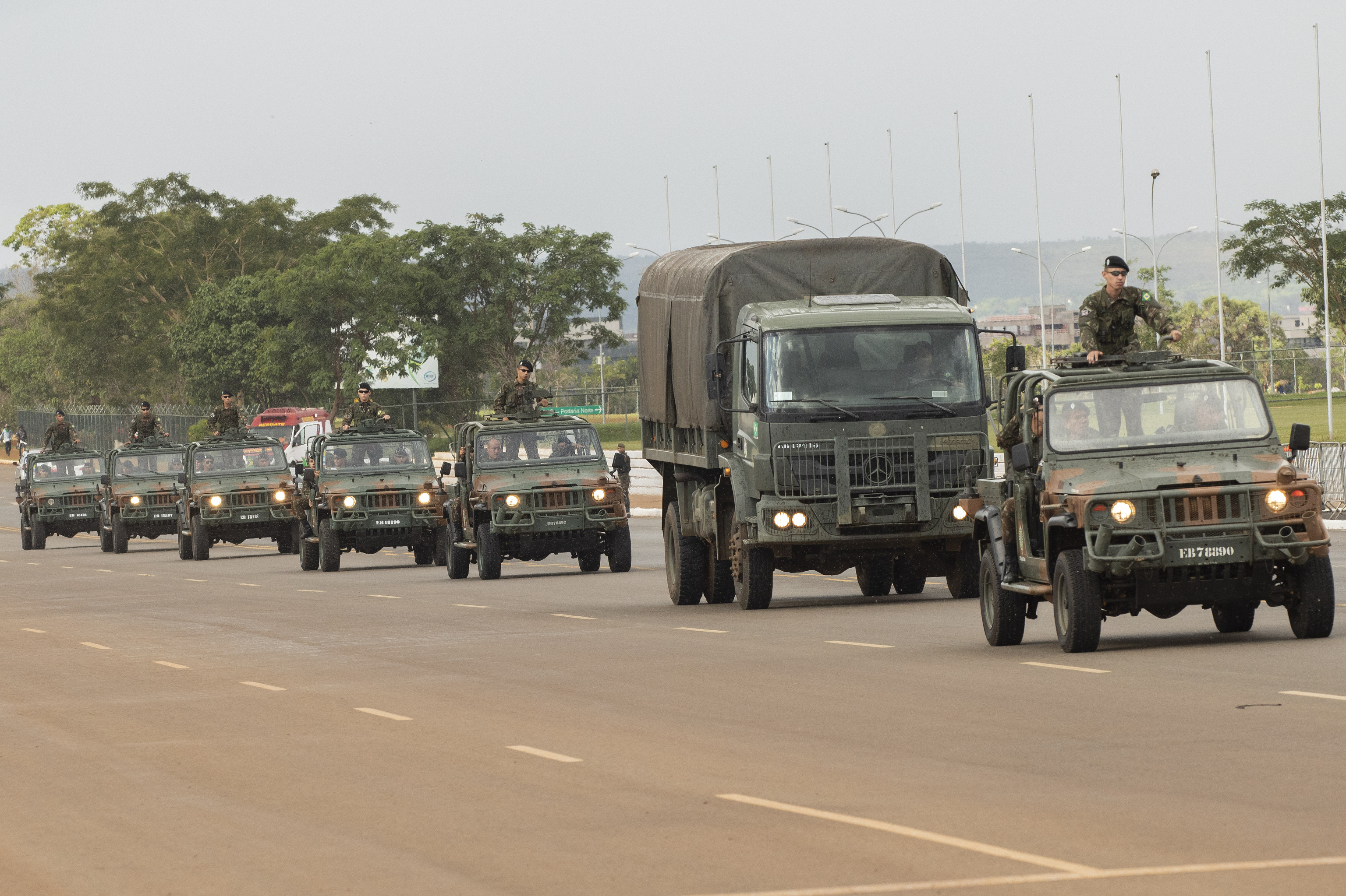 Camiones del ejército en Brasilia.