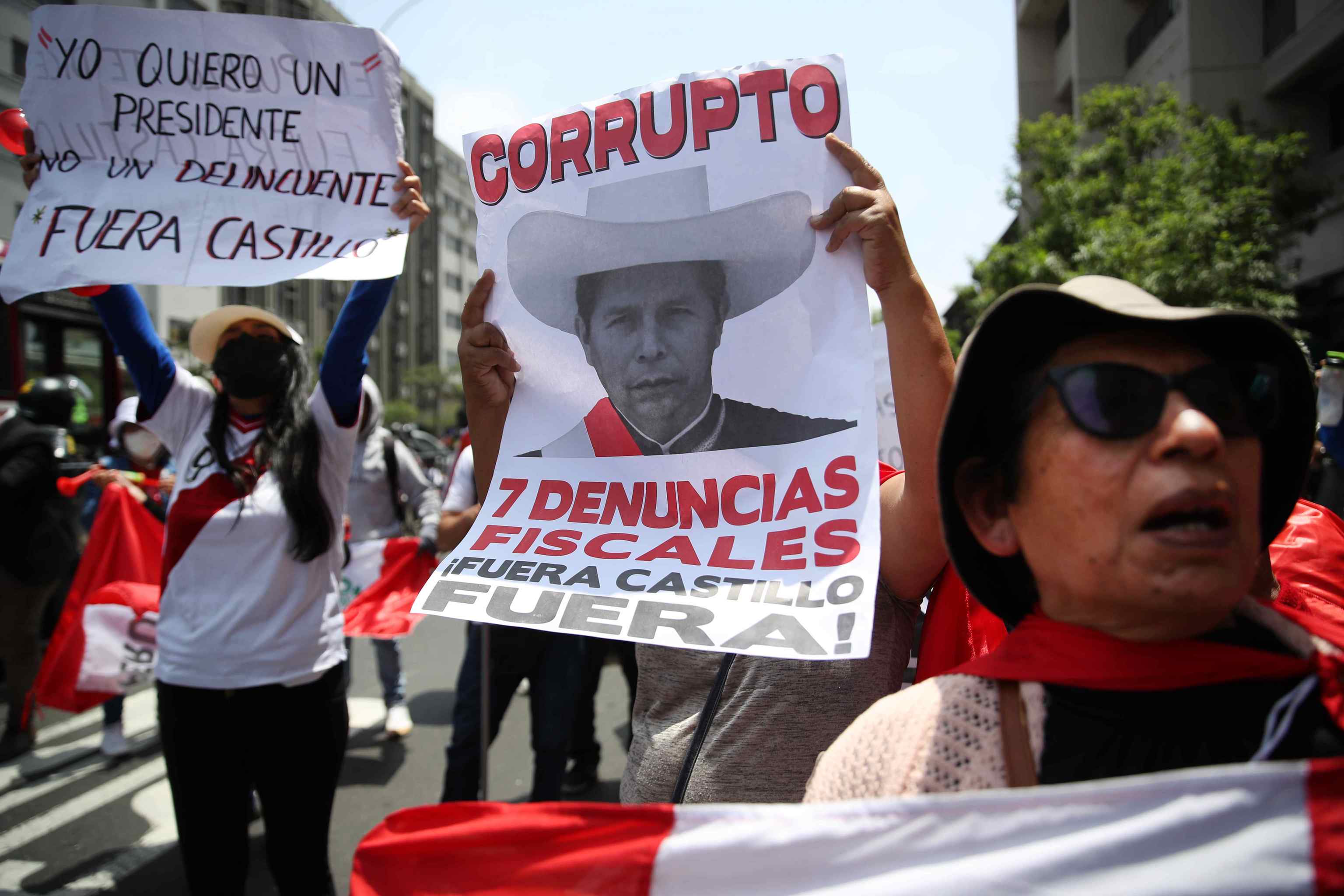 Manifestantes protestan afuera del Congreso peruano, en Lima, este lunes.