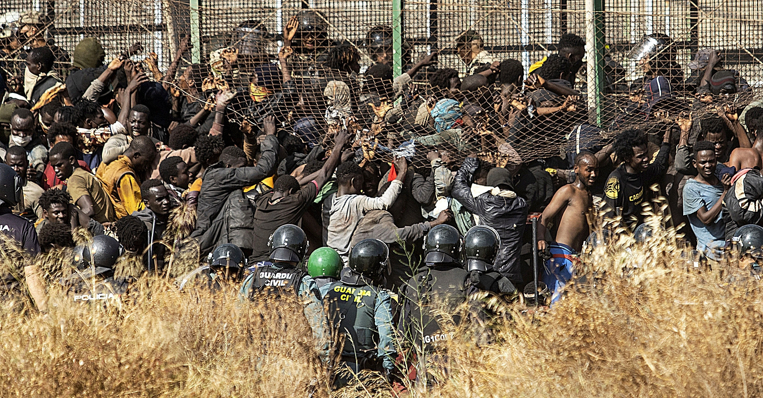 Un momento del asalto de un grupo de subsaharianos a la valla de Melilla, el pasado 24 de junio.