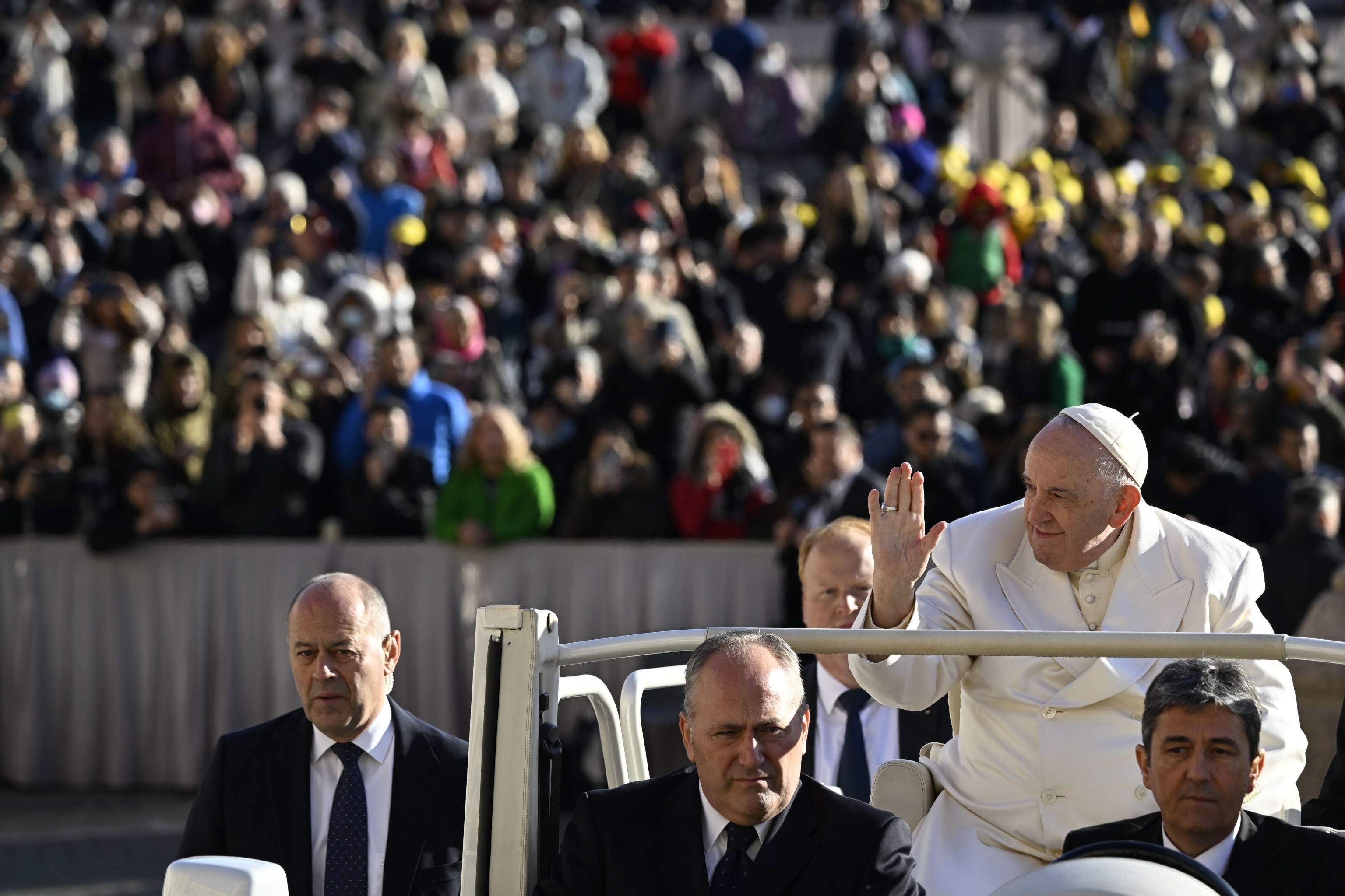 El Papa saluda a los fieles en la Ciudad del Vaticano.