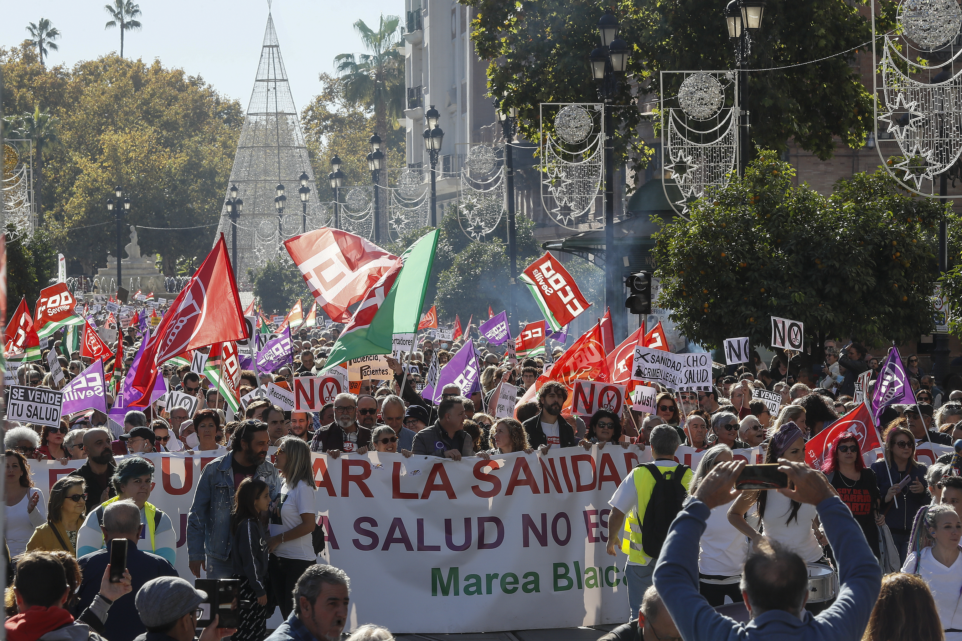 Protesta por las calles del centro de Sevilla este sábado.