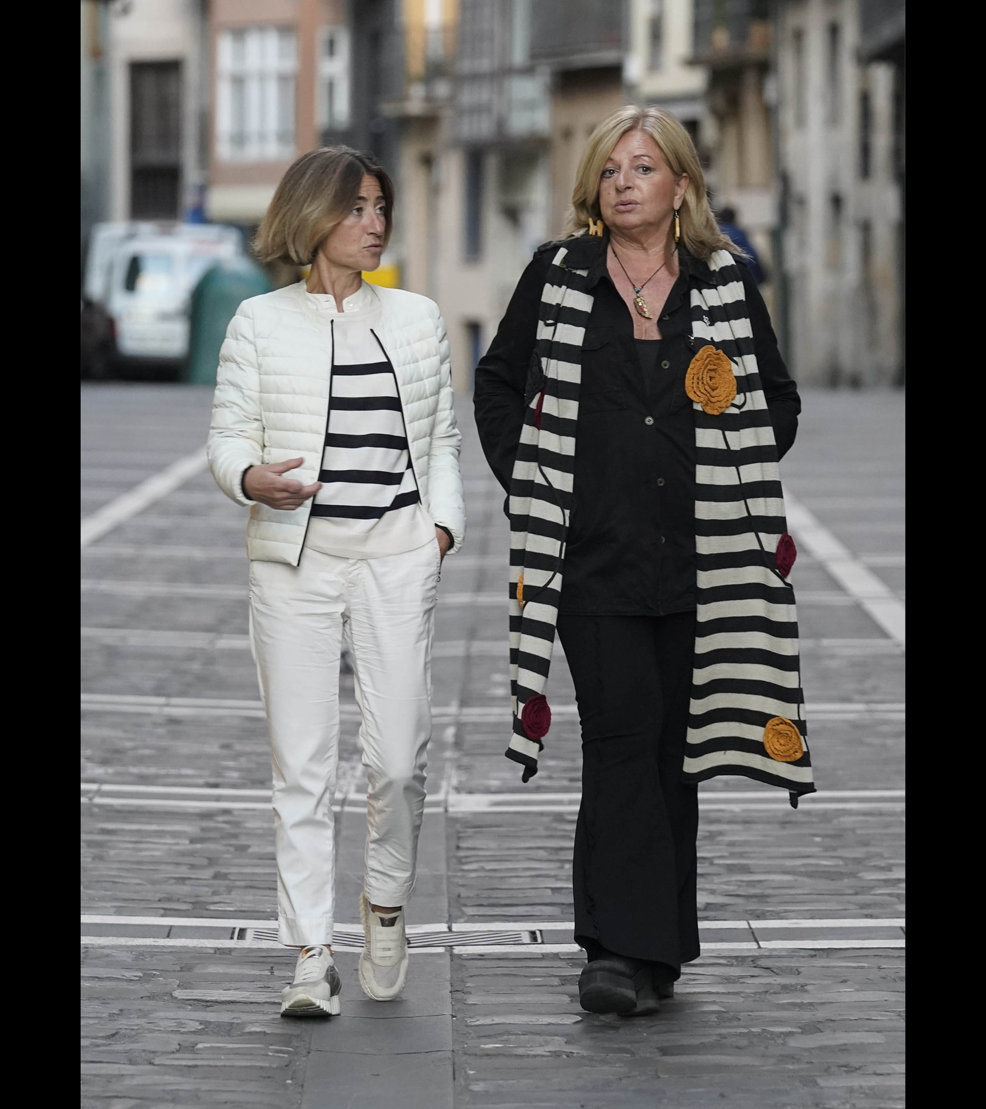 Pilar Zabala y Consuelo Ordóñez, paseando por el casco viejo de Pamplona.