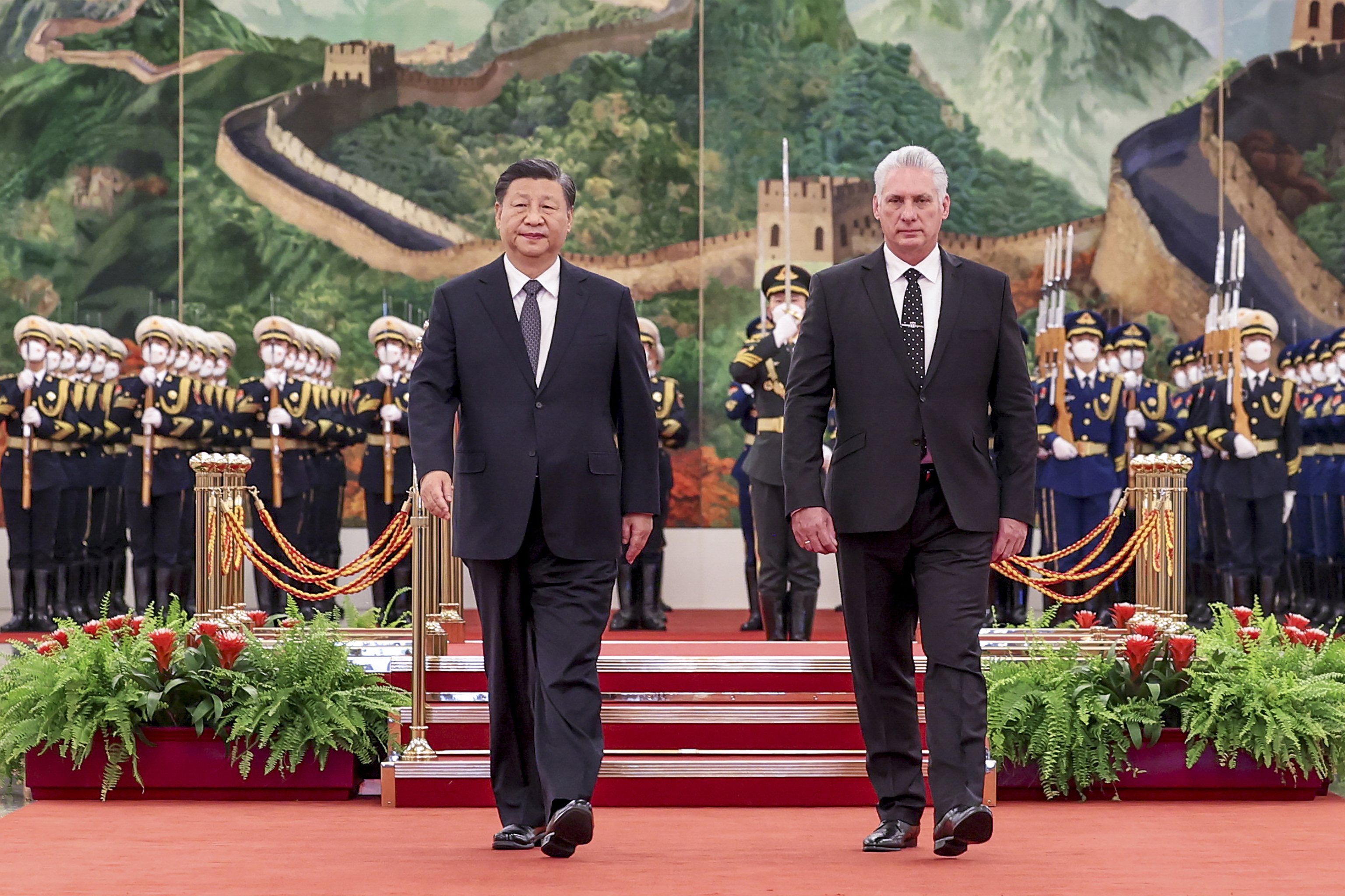 Xi Jinping y Miguel Díaz-Canel durante un acto, en Pekín, este viernes.