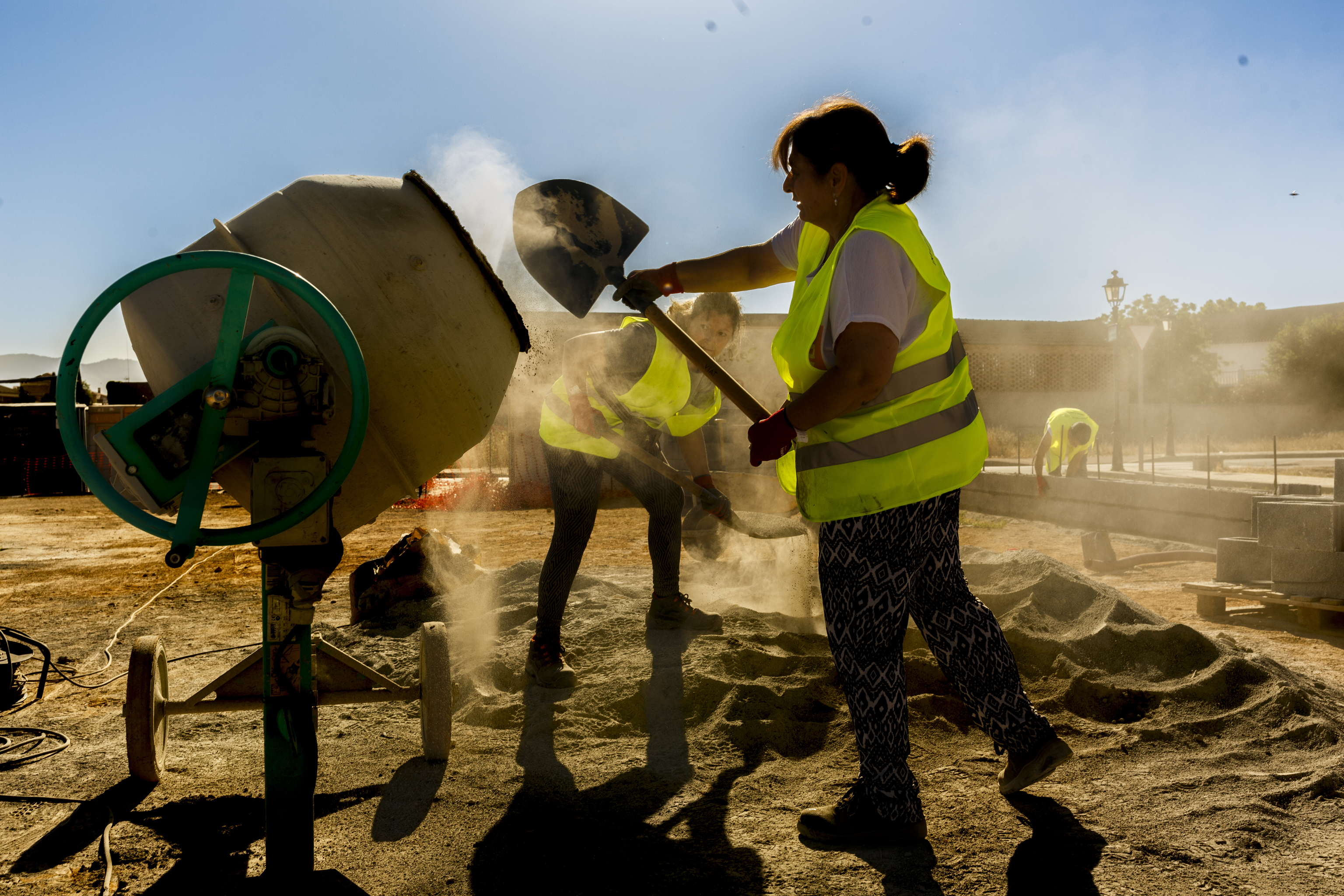 Una mujer trabajando en la construccin en Granada