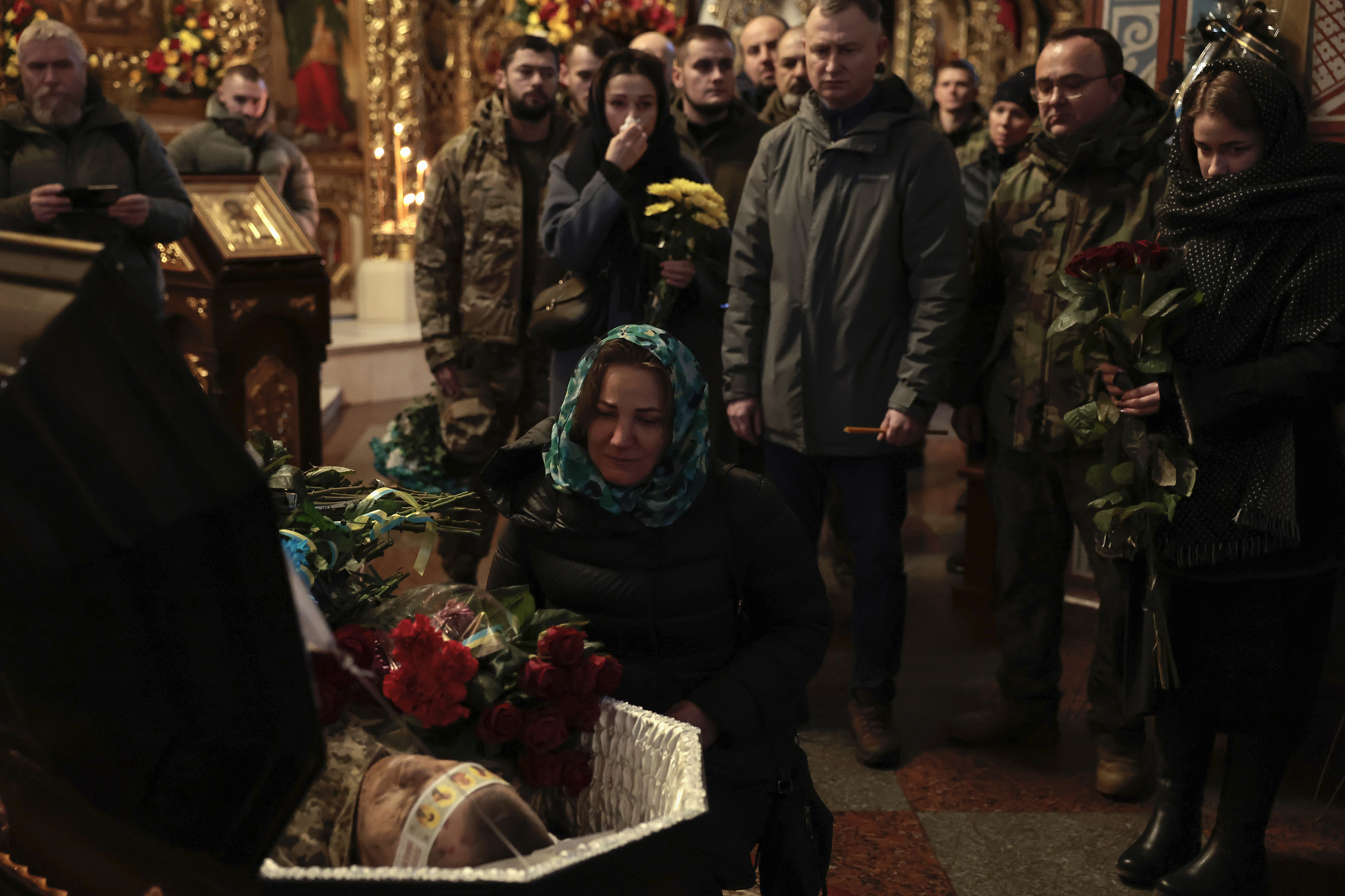 Militares asisten al funeral del soldado Valeriy Krasnyan, en Kiev, este s