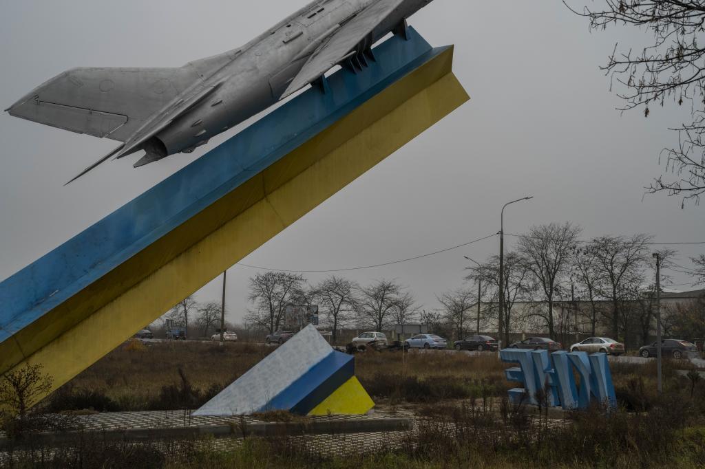 Una fila de coches abandona Kherson, sur de Ucrania, este sábado.