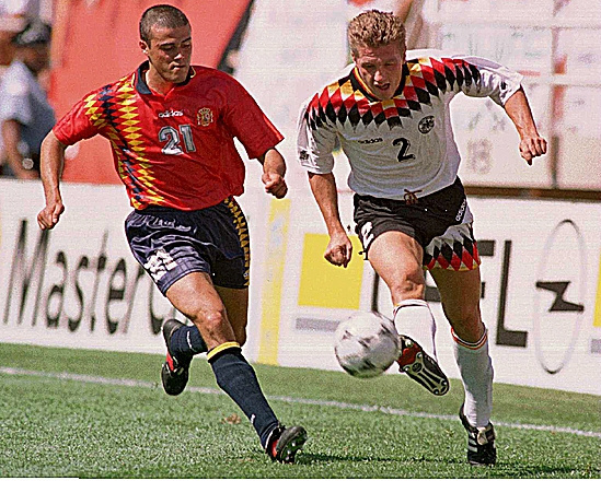 Luis Enrique, frente a Strunz, durante el Mundial de 1994.