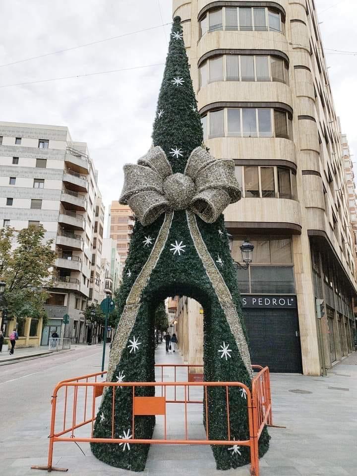 El Ayuntamiento ha perforado el suelo para sujetar el árbol de Navidad.