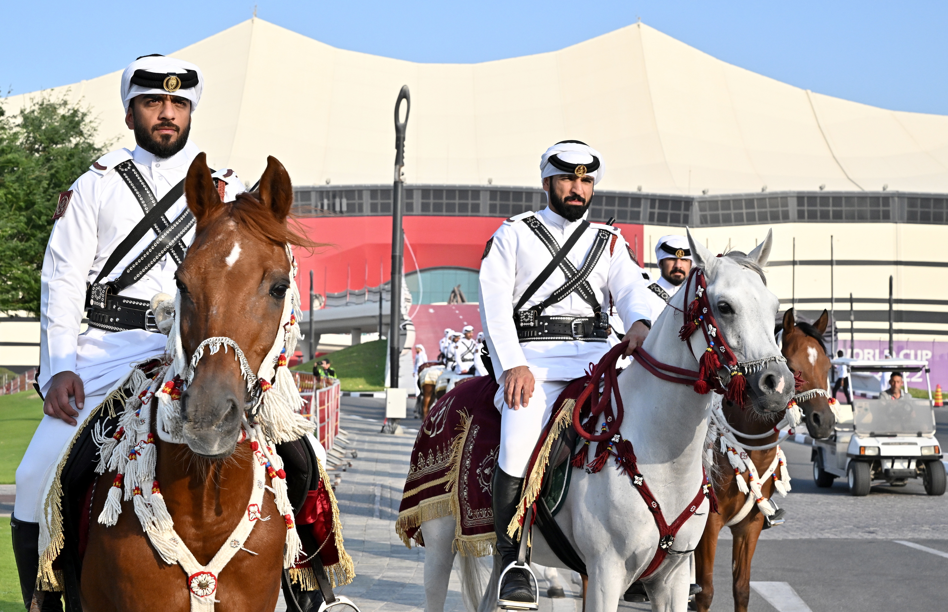 La guardia qatar, frente al estadio Al Bayt.
