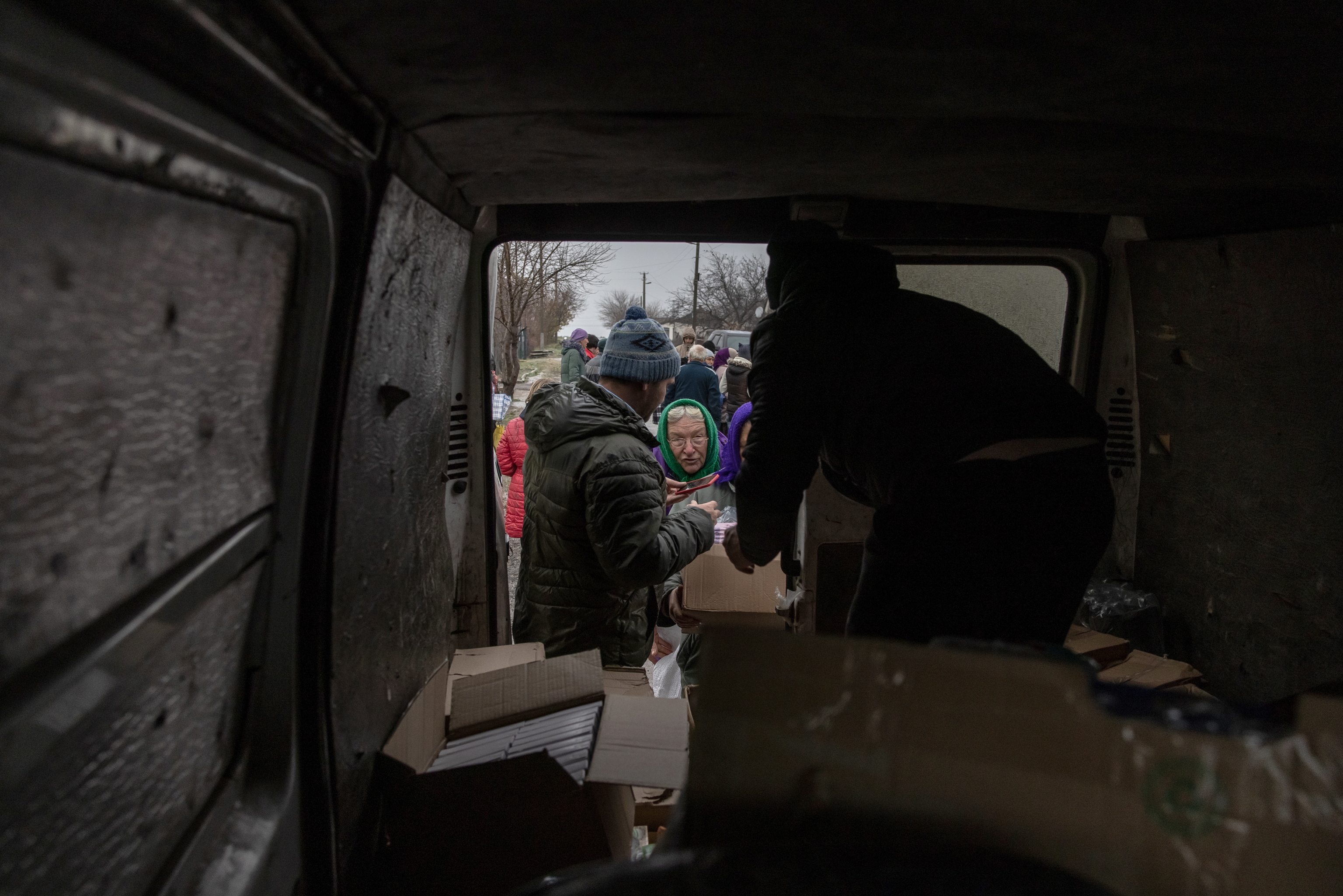 Reparto de ayuda humanitaria en Beryslav, en la región de Jersón.