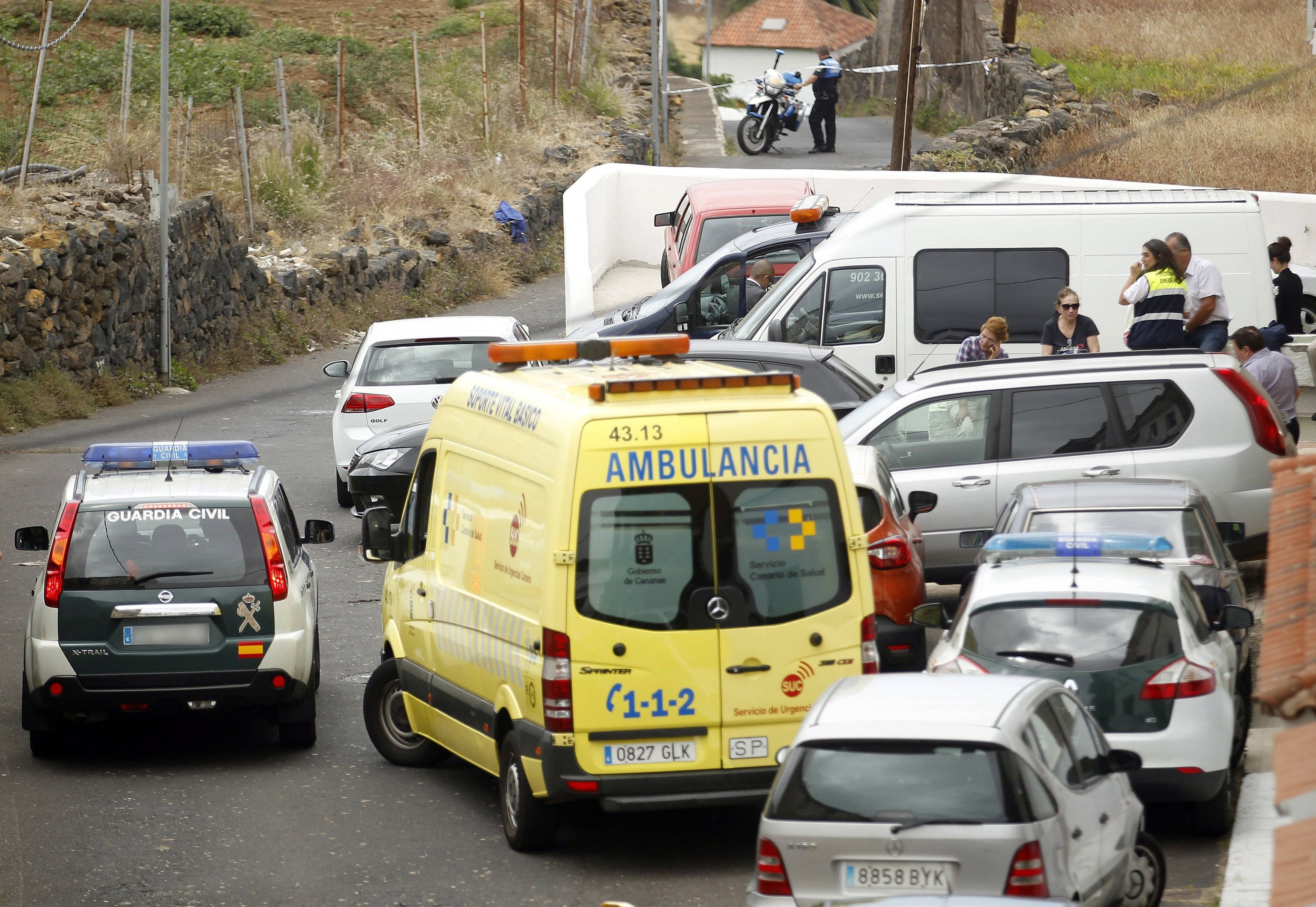 Un coche de la Guardia Civil y una ambulancia en imagen de archivo.