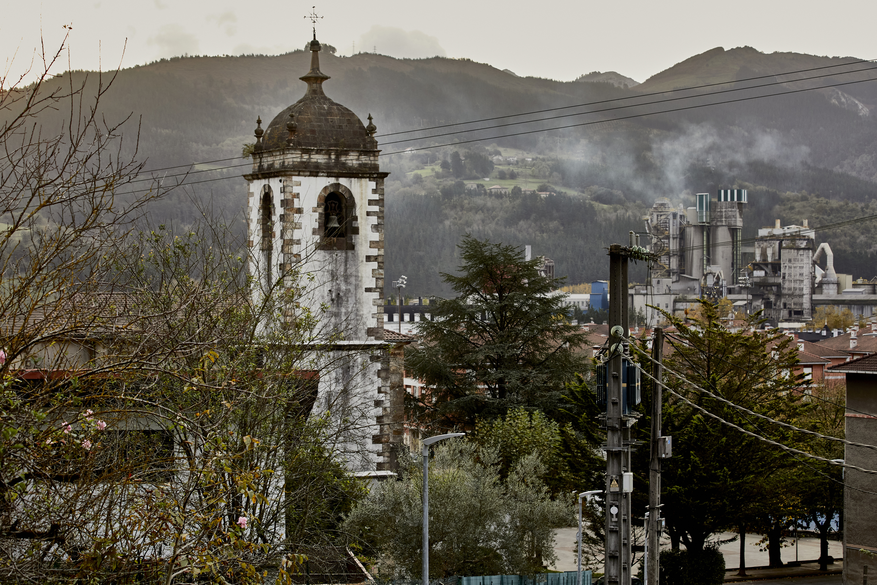 En la imagen campanario de la Iglesia Parroquia de Santa Mara de Lemoa.