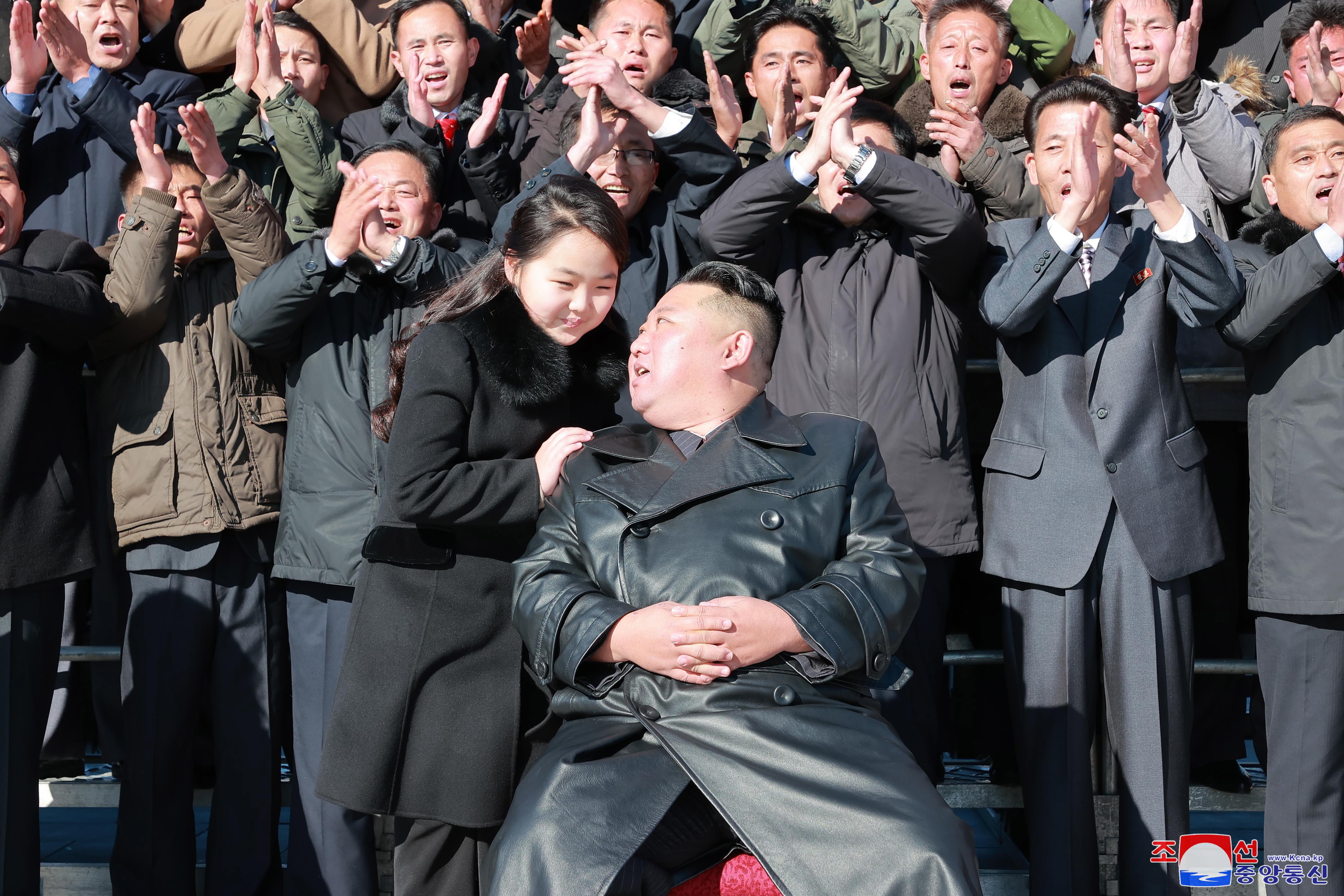 Kim Jong-un vuelve a aparecer con su hija en fotos publicadas por Pionyang