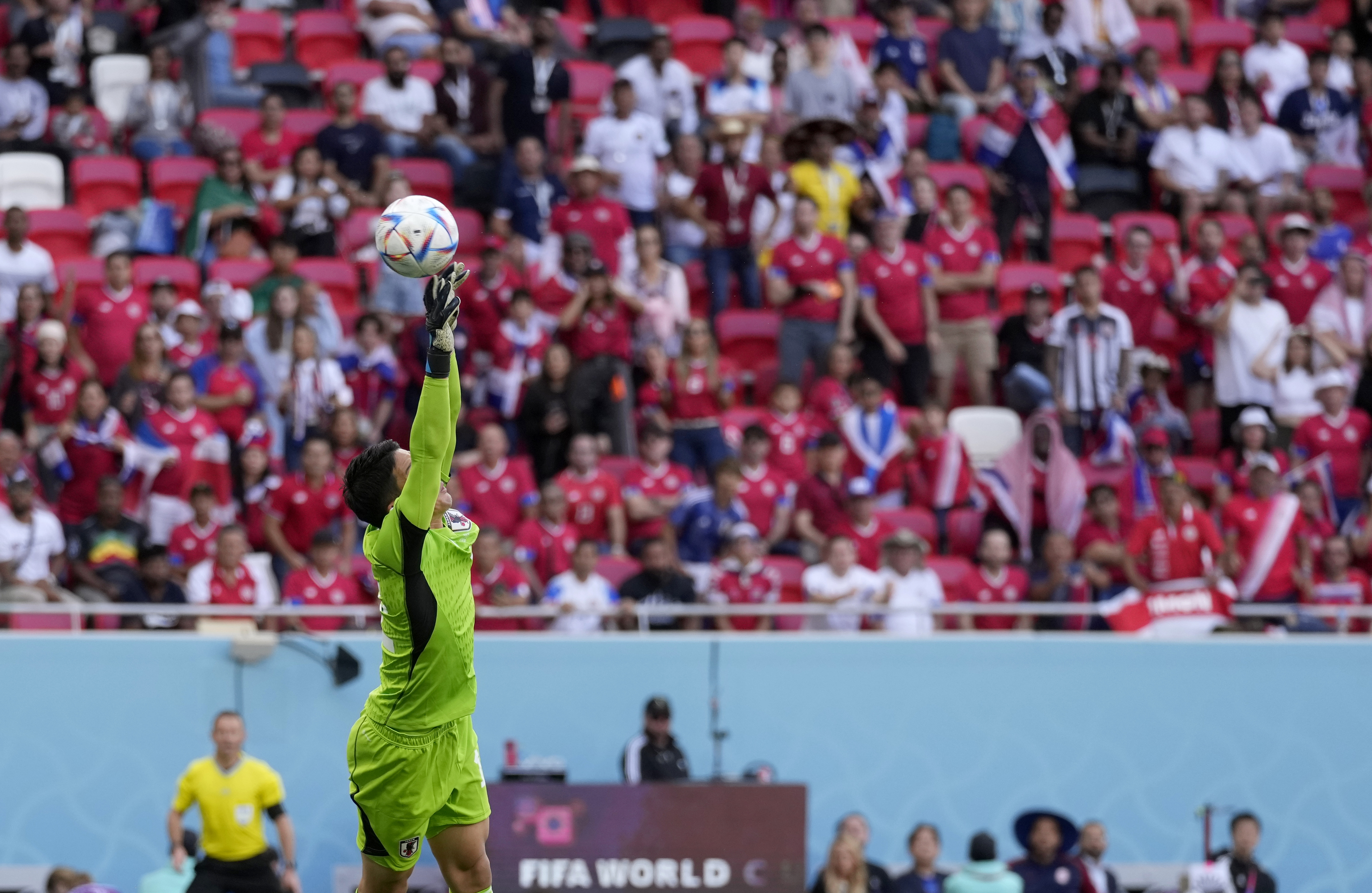 Gonda vuela sin éxito en el gol de Costa Rica.