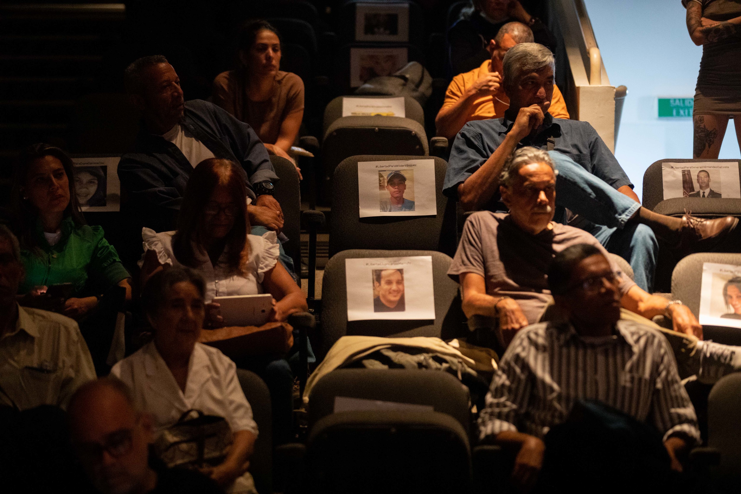 Fotos con imágenes de presos políticos venezolanos, durante un concierto, en Caracas.