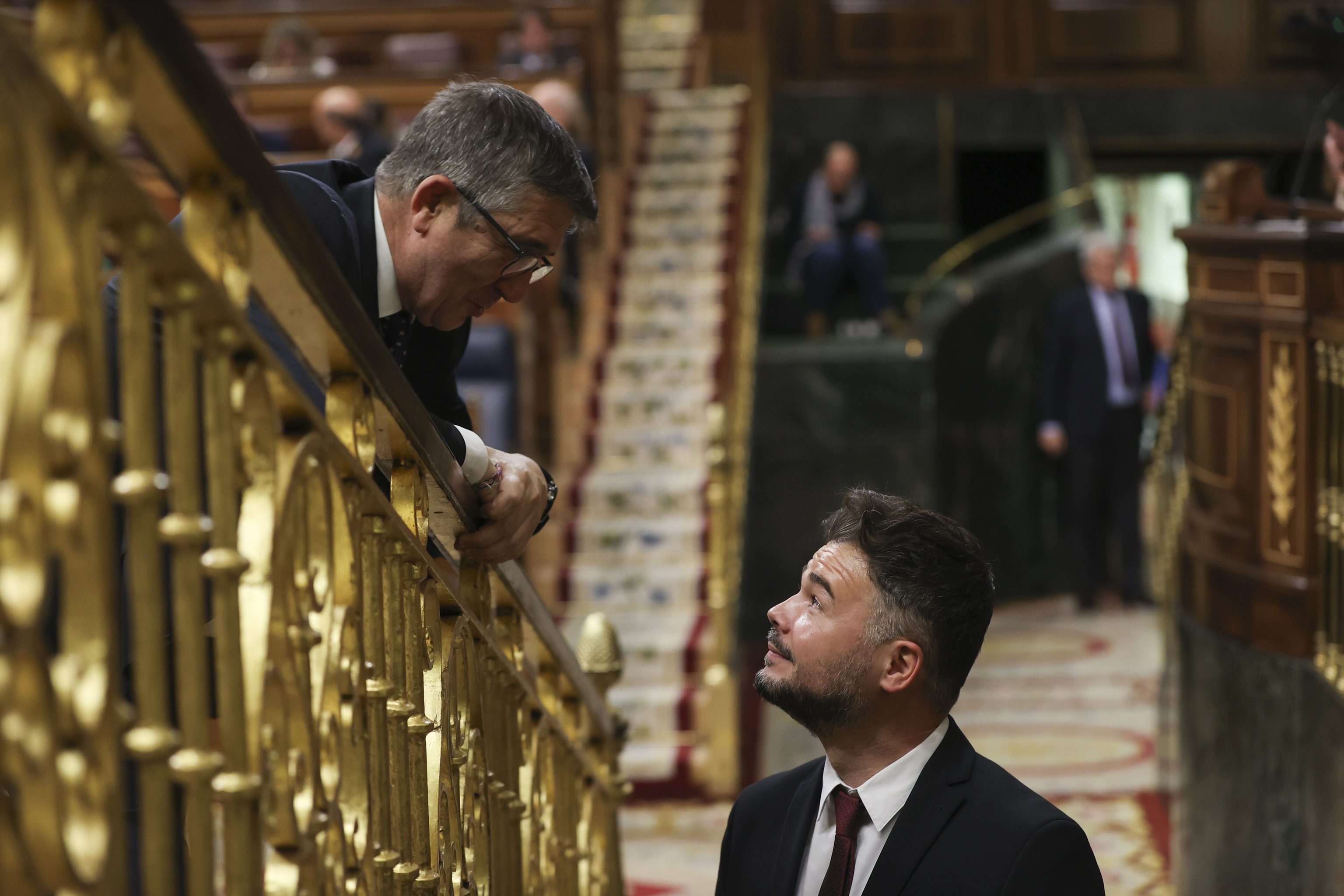 Patxi López y Gabriel Rufián conversan en el Congreso durante el debate de los Presupuestos, el jueves.