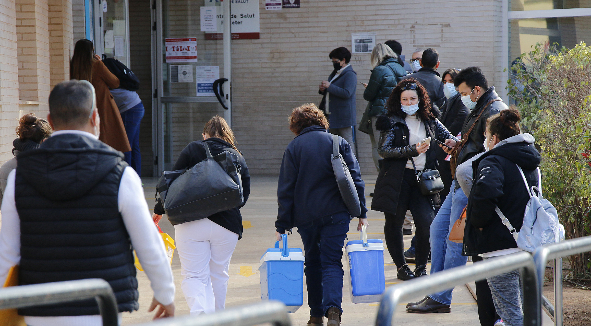 Pacientes esperan cola en el centro de salud de Palleter, en la ciudad de Castelln.