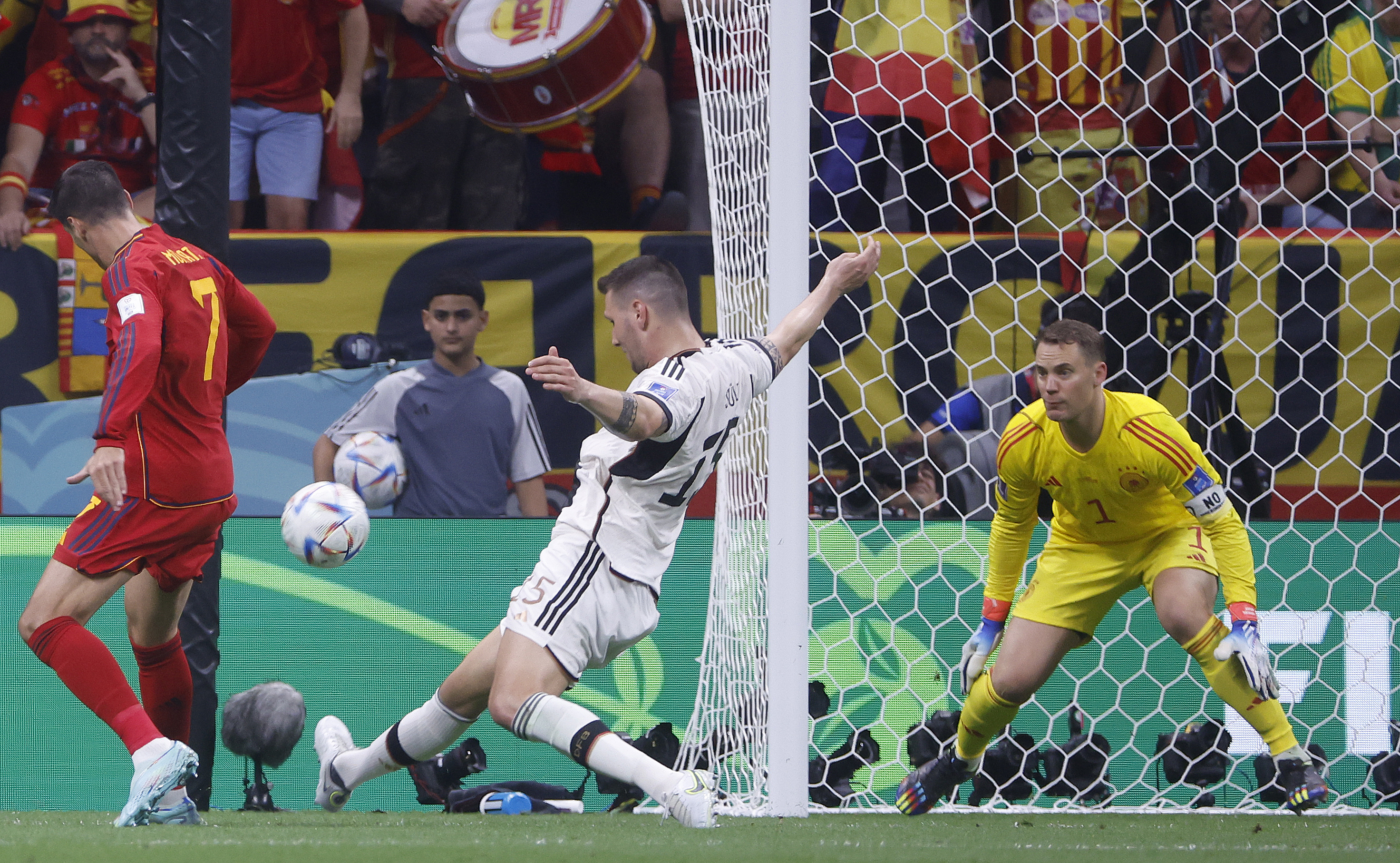Morata remata en la jugada del gol de España.