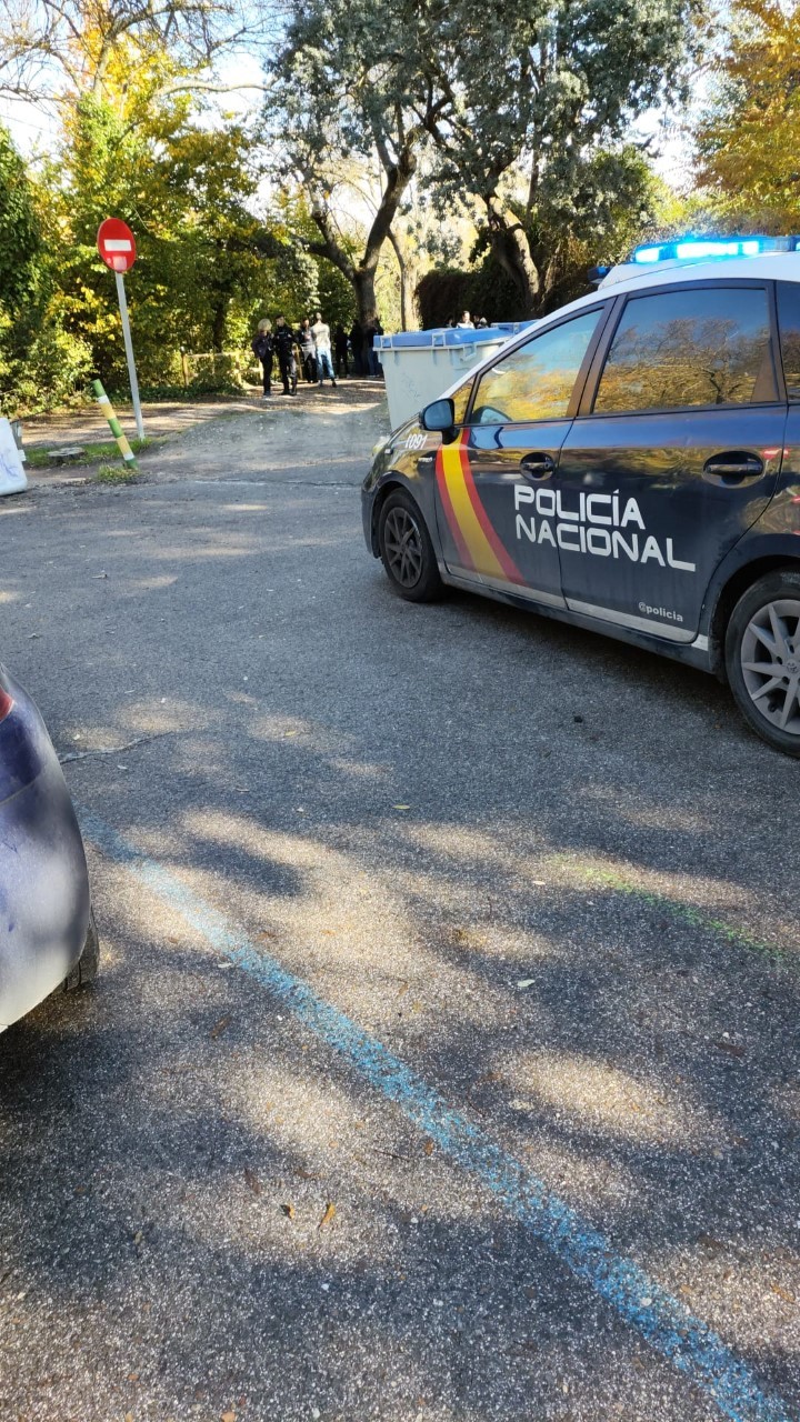 Un coche de la Polica Nacional en la puerta del centro de menores extranjeros no acompaados de Casa de Campo.