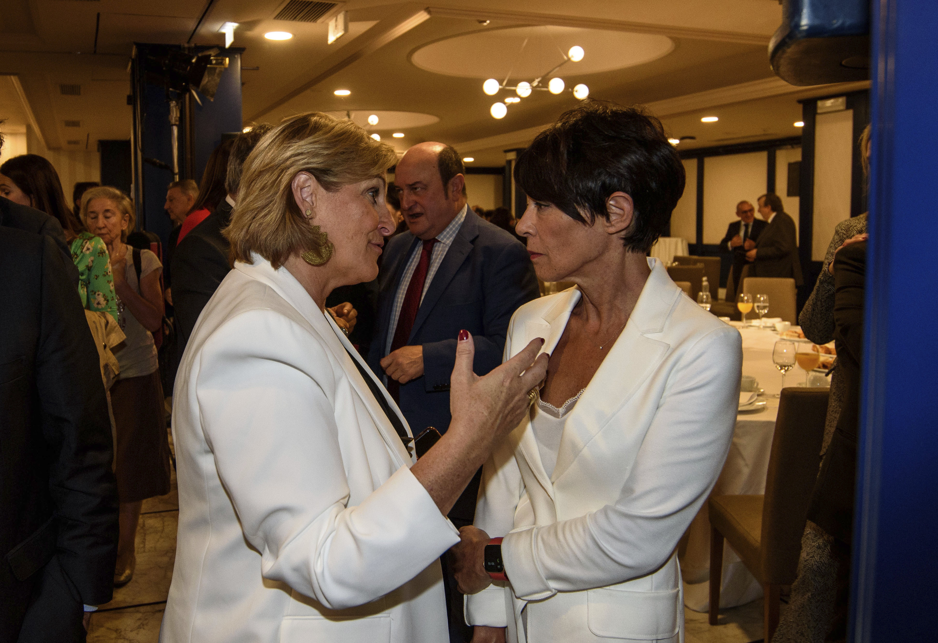 La presidenta del PNV de Bizkaia Itxaso Atutxa conversa con Maddalen Iriarte durante un acto del lehendakari Urkullu en el hotel Ercilla en Bilbao.