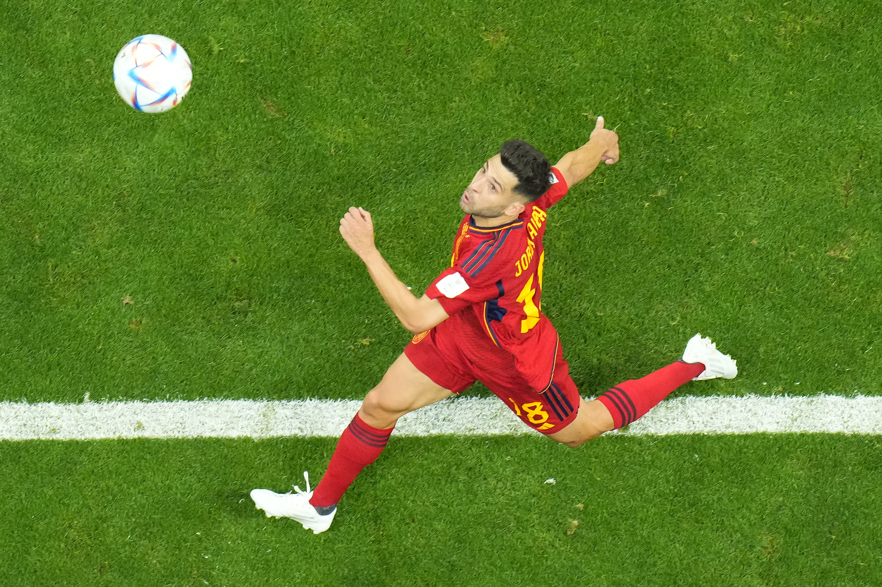 Jordi Alba se prepara para controlar el balón durante el partido ante Alemania.