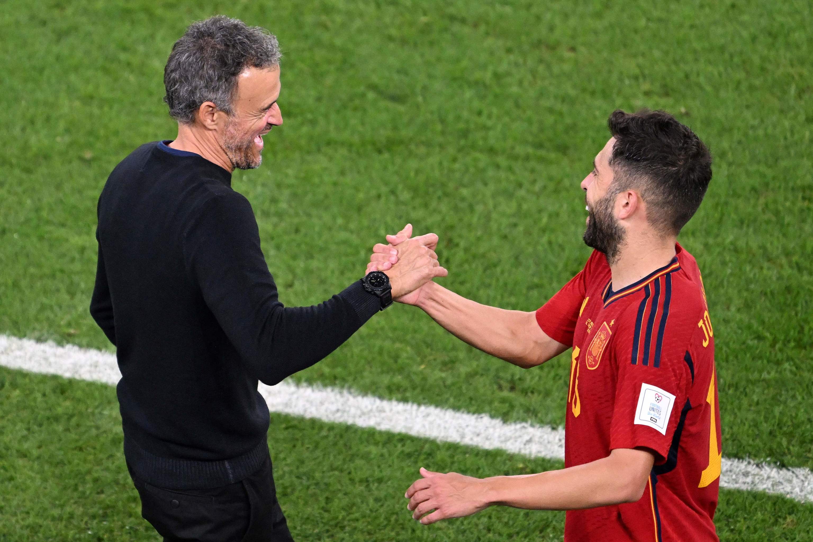 Luis Enrique felicita a Jordi Alba tras el partido contra Costa Rica.