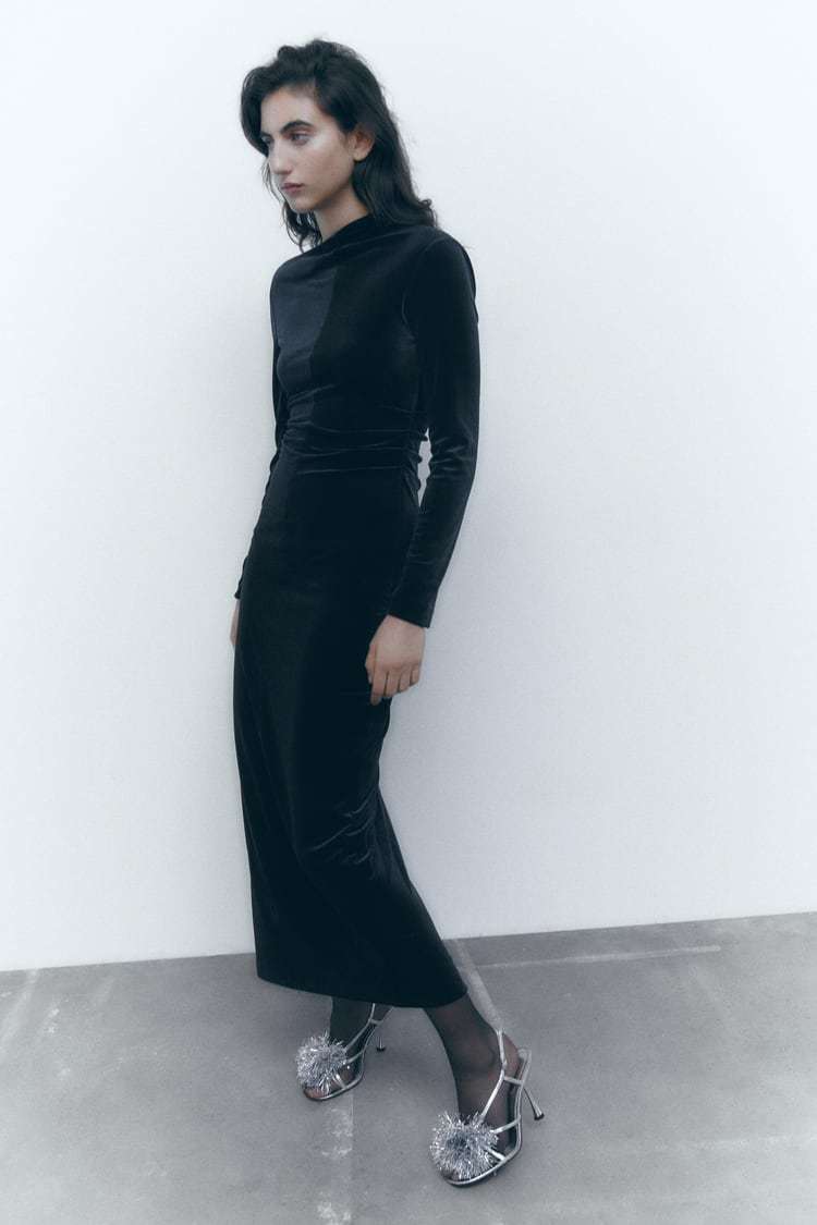 Los 10 vestidos de terciopelo negros de Zara que mejor sientan | Moda