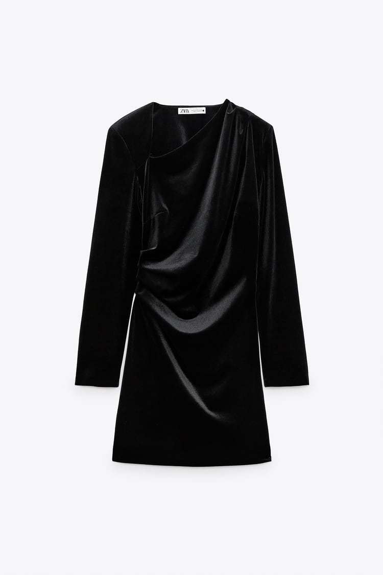 ALT: Los 10 vestidos de terciopelo negros de Zara que mejor sientan