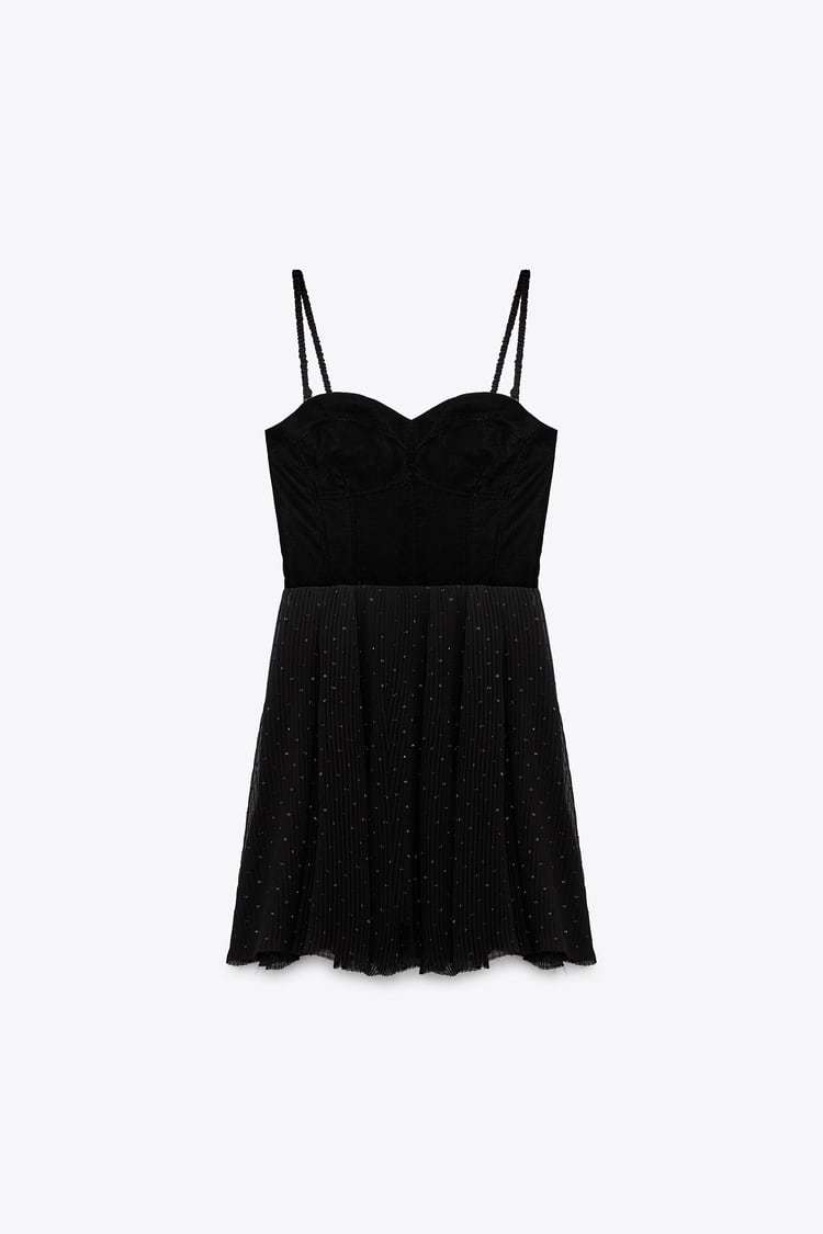 ALT: Los 10 vestidos de terciopelo negros de Zara que mejor sientan