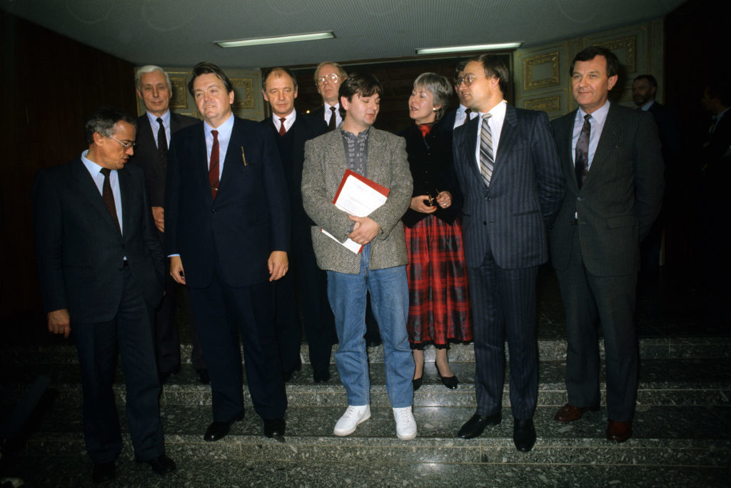Joschka Fischer (en el centro), en 1985, el día en que juró su cargo como ministro de Exteriores en zapatillas deportivas.