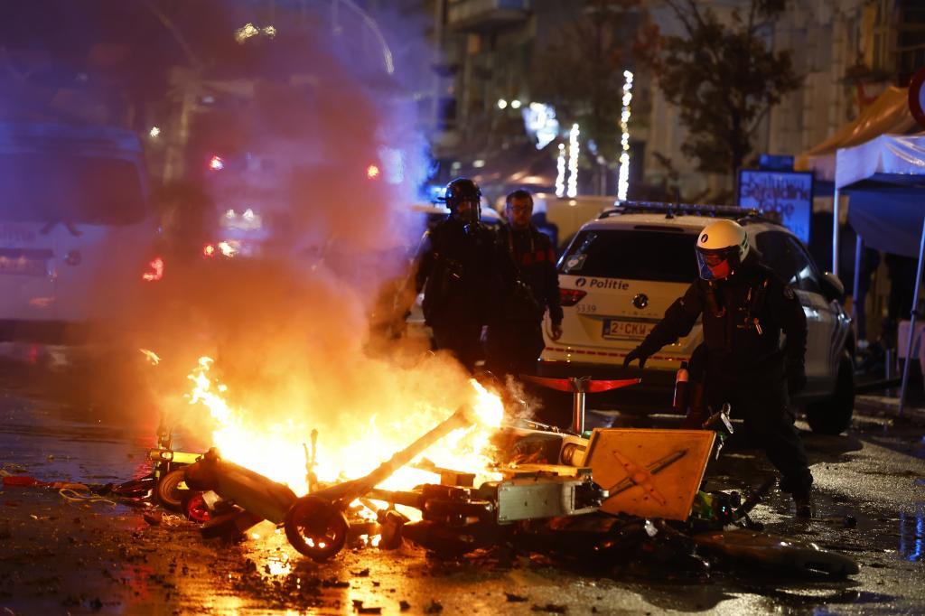 Una barricada en Bruselas arde durante la noche del partido Marruecos-Bélgica.
