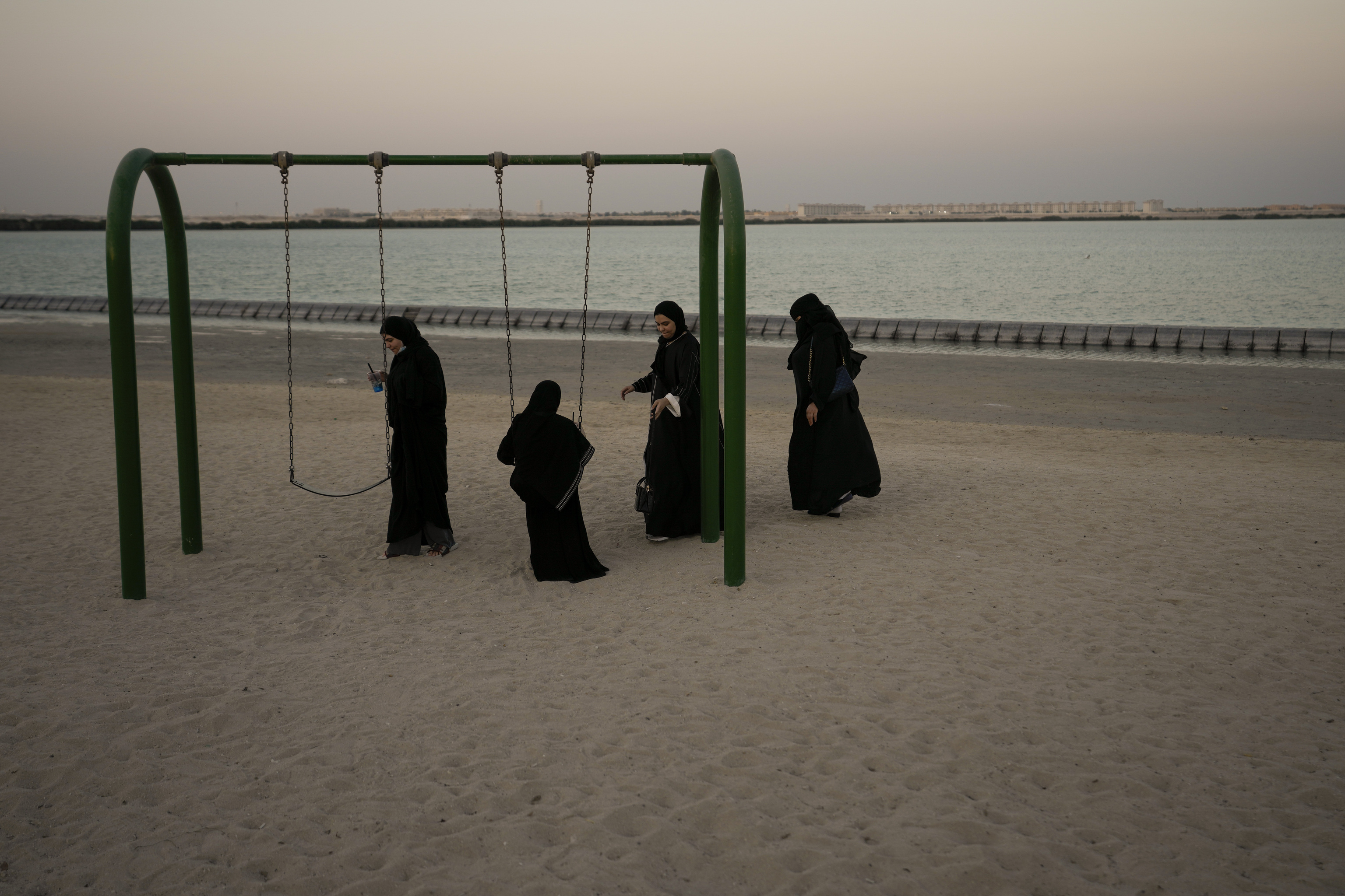 Mujeres qatares en una playa de Doha.