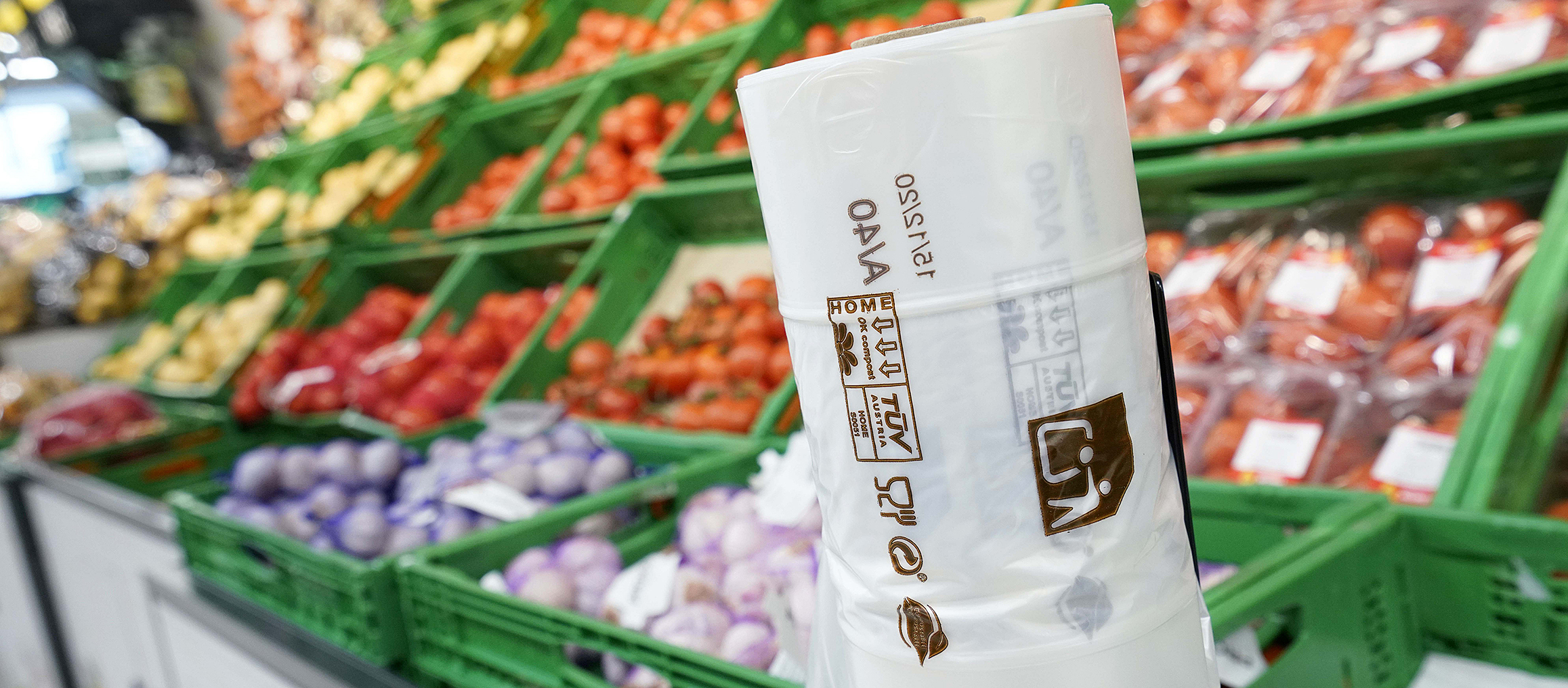 En la seccin de frutas y verduras tambin se dispone de bolsas compostables, eliminando as las bolsas de solo un uso de todos sus supermercados.