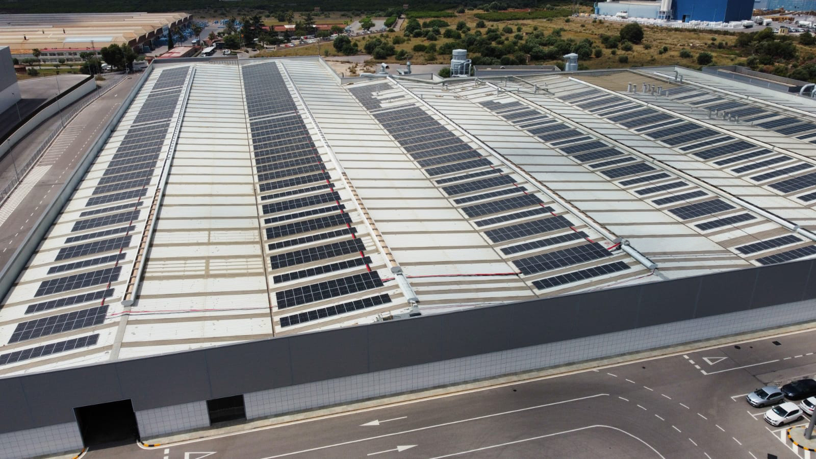 Placas solares colocadas en el techo de las instalaciones de GamaDecor.